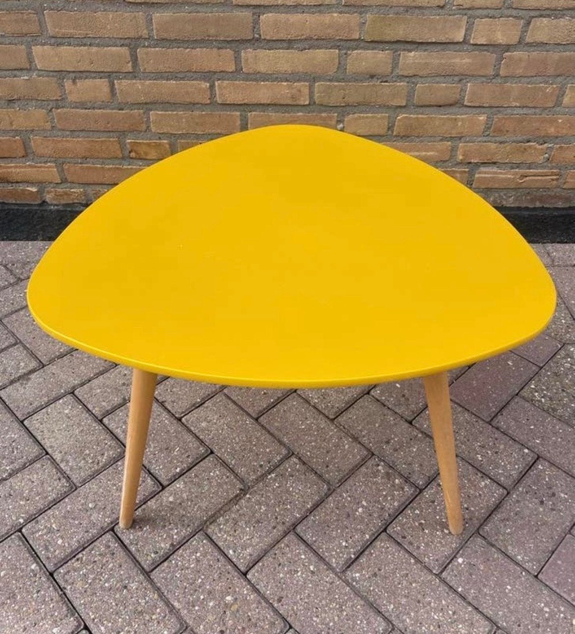 Geel bijzet- of salontafeltje, Huis en Inrichting, Tafels | Salontafels, Gebruikt, Modern, Ovaal, 5 – 50