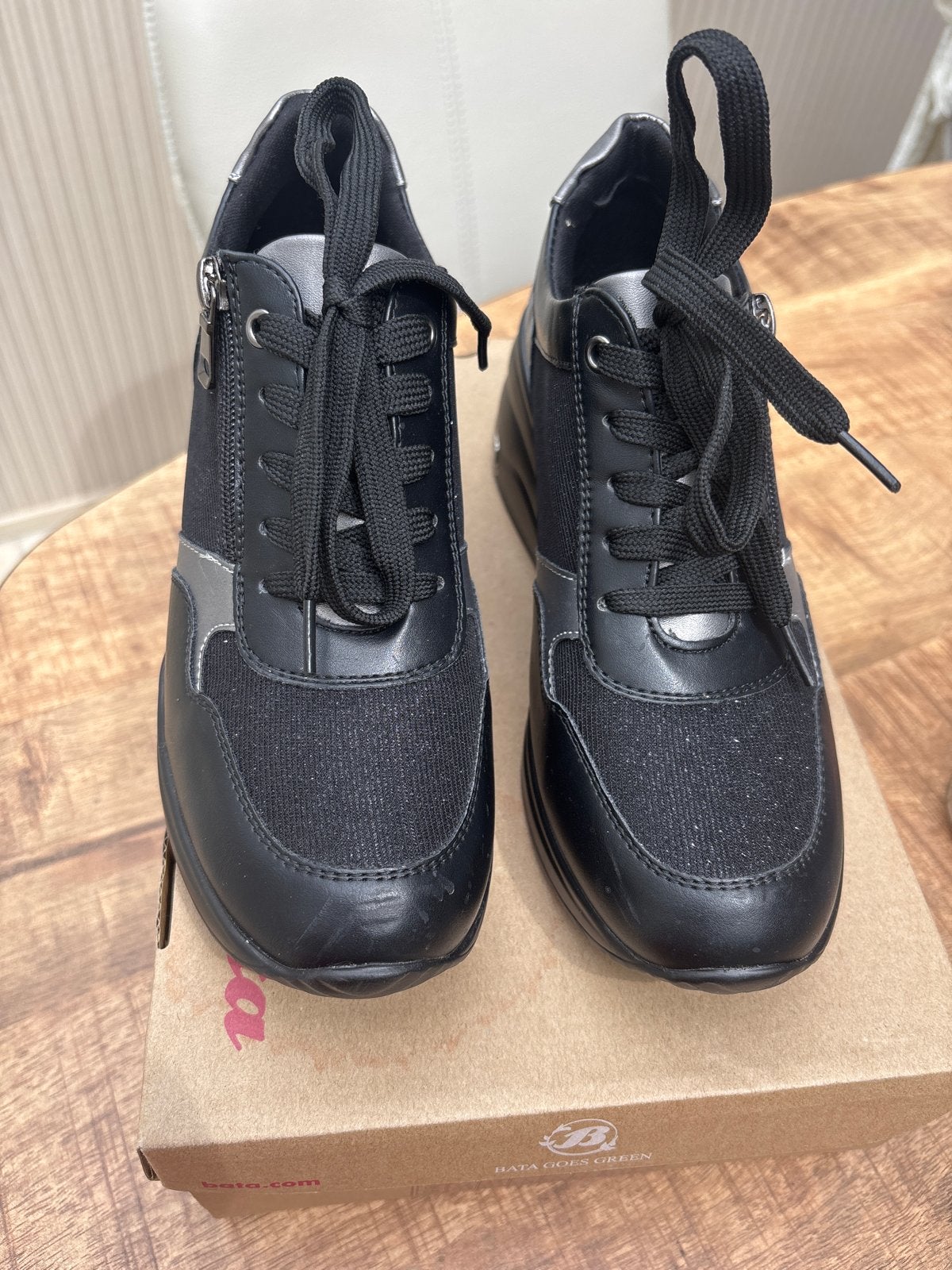 Bata Sneakers Zwart met Zilveren Details Maat 38, Kleding | Dames, Schoenen, Ophalen of Verzenden, Nieuw, Zwart, Sneakers of Gympen