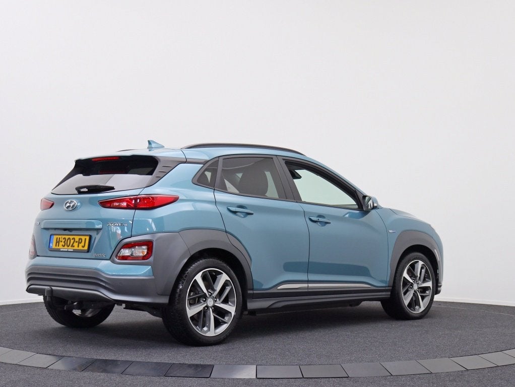 Hyundai KONA EV Premium 64 kWh | Trekhaak | 18" | SOH 92,1%, Auto's, Hyundai, 0 cilinders, Gebruikt, Zwart, Blauw