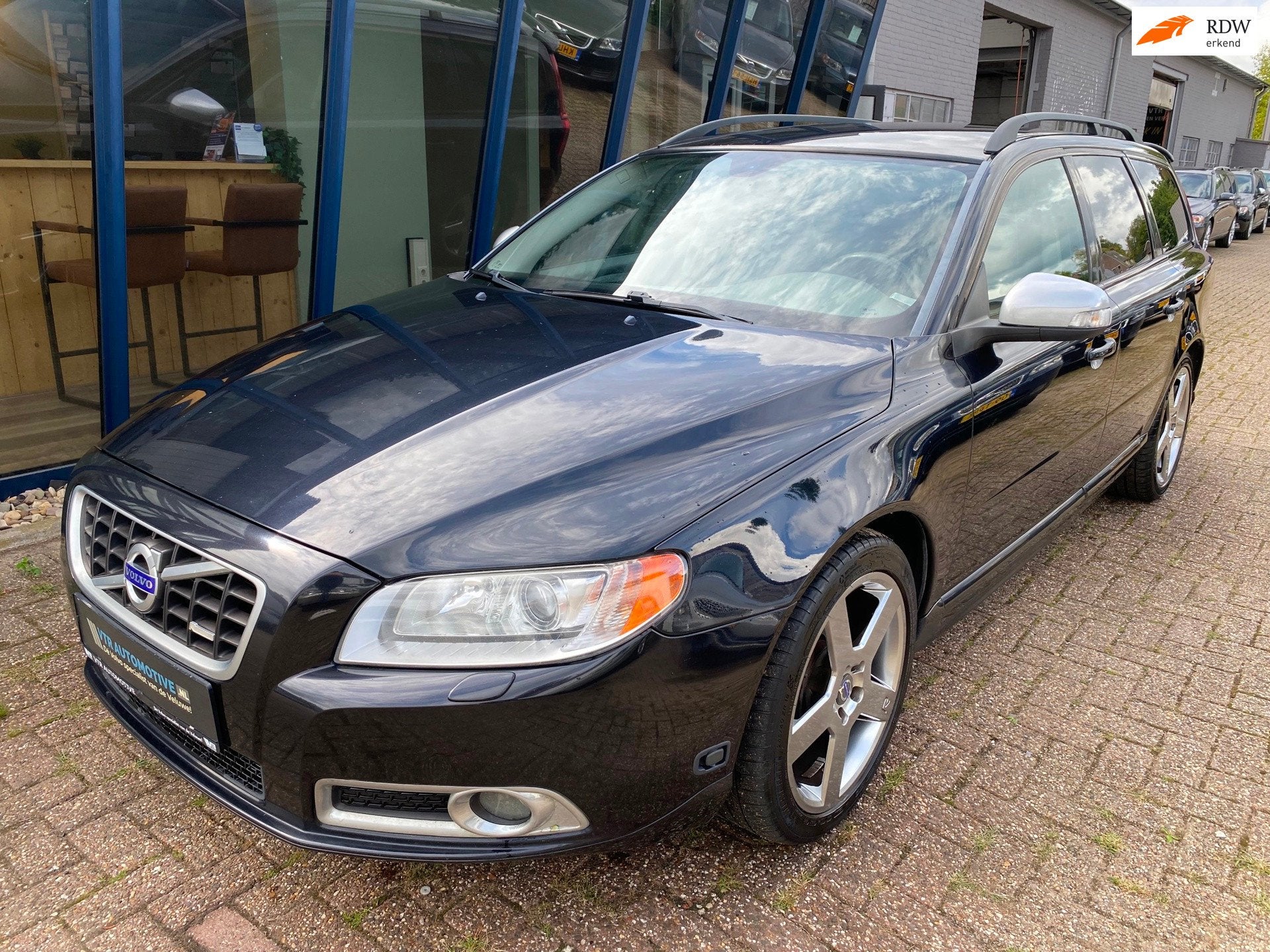 Volvo V70 2.5FT R-Design 230PK AUTOMAAT LEER / XENON / TREKH, Auto's, Volvo, Gebruikt, Zwart, Automatische klimaatregeling, Onderhoudsboekje