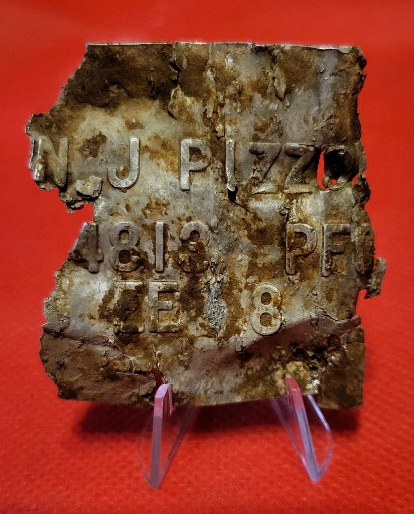 US Wo2 KIA grafplaatje(fragment) J Pizzorno 219th FA Bn, Ophalen of Verzenden, Amerika, Embleem of Badge