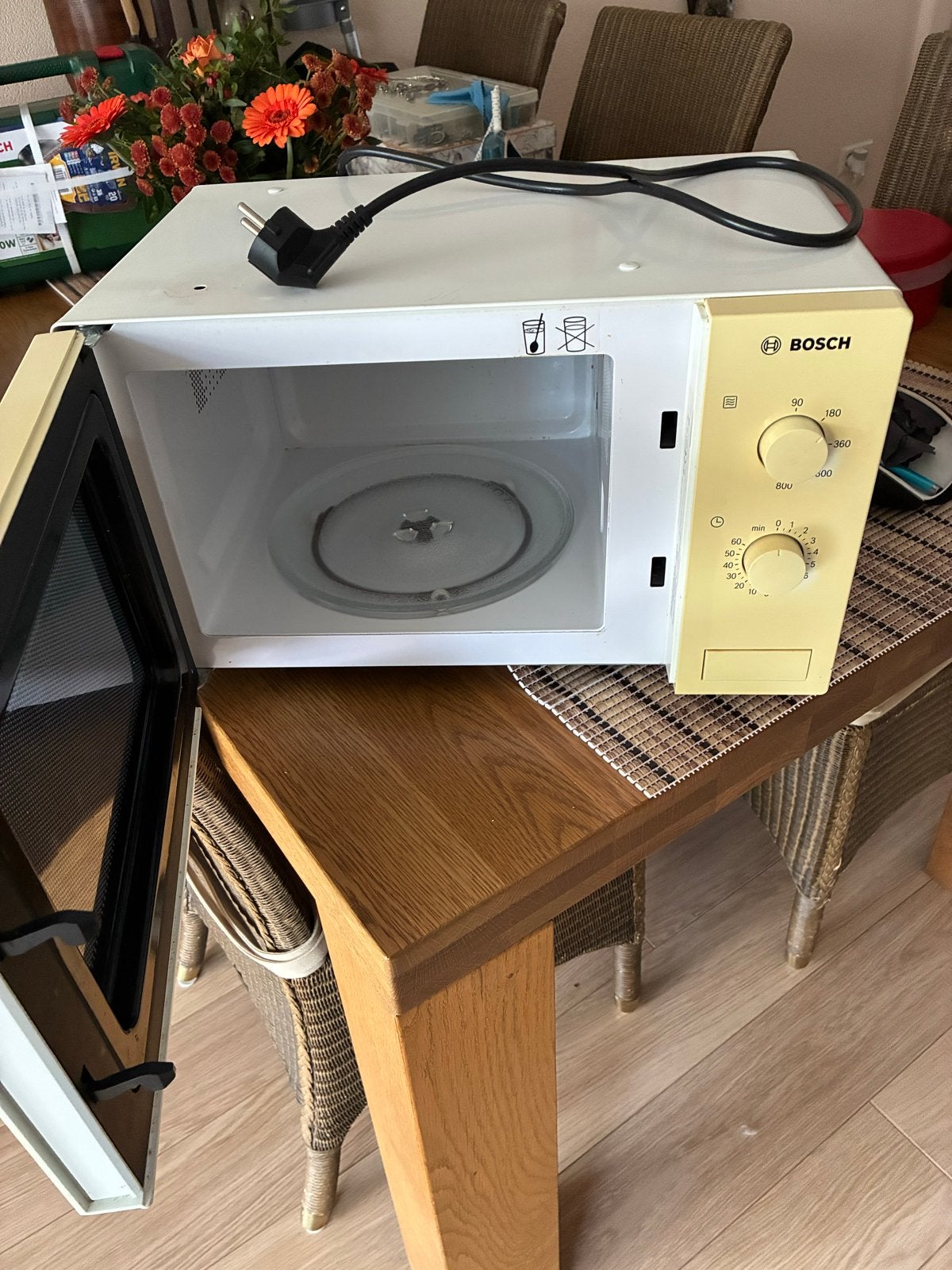 Bosch Magnetron - Compact en Functioneel, Witgoed en Apparatuur, Magnetrons, Gebruikt, Vrijstaand, Magnetron, 45 tot 60 cm, Draaiplateau