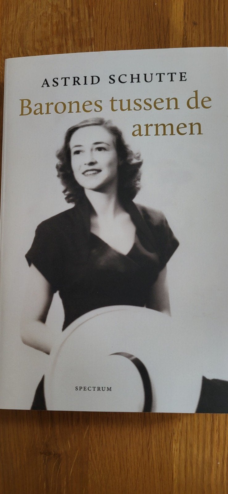 Astrid Schutte - Barones tussen de armen, Ophalen of Verzenden, Zo goed als nieuw, Astrid Schutte