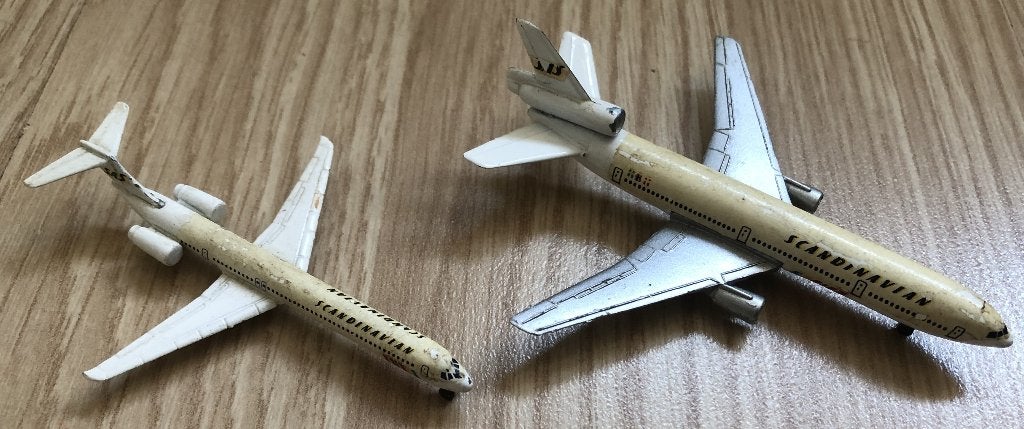 2 VLIEGTUIGJES - SCHABAK / SCANDINAVIAN - 7,5 EN 9,5 CM, Verzamelen, Luchtvaart en Vliegtuigspotten, Ophalen of Verzenden, Zo goed als nieuw