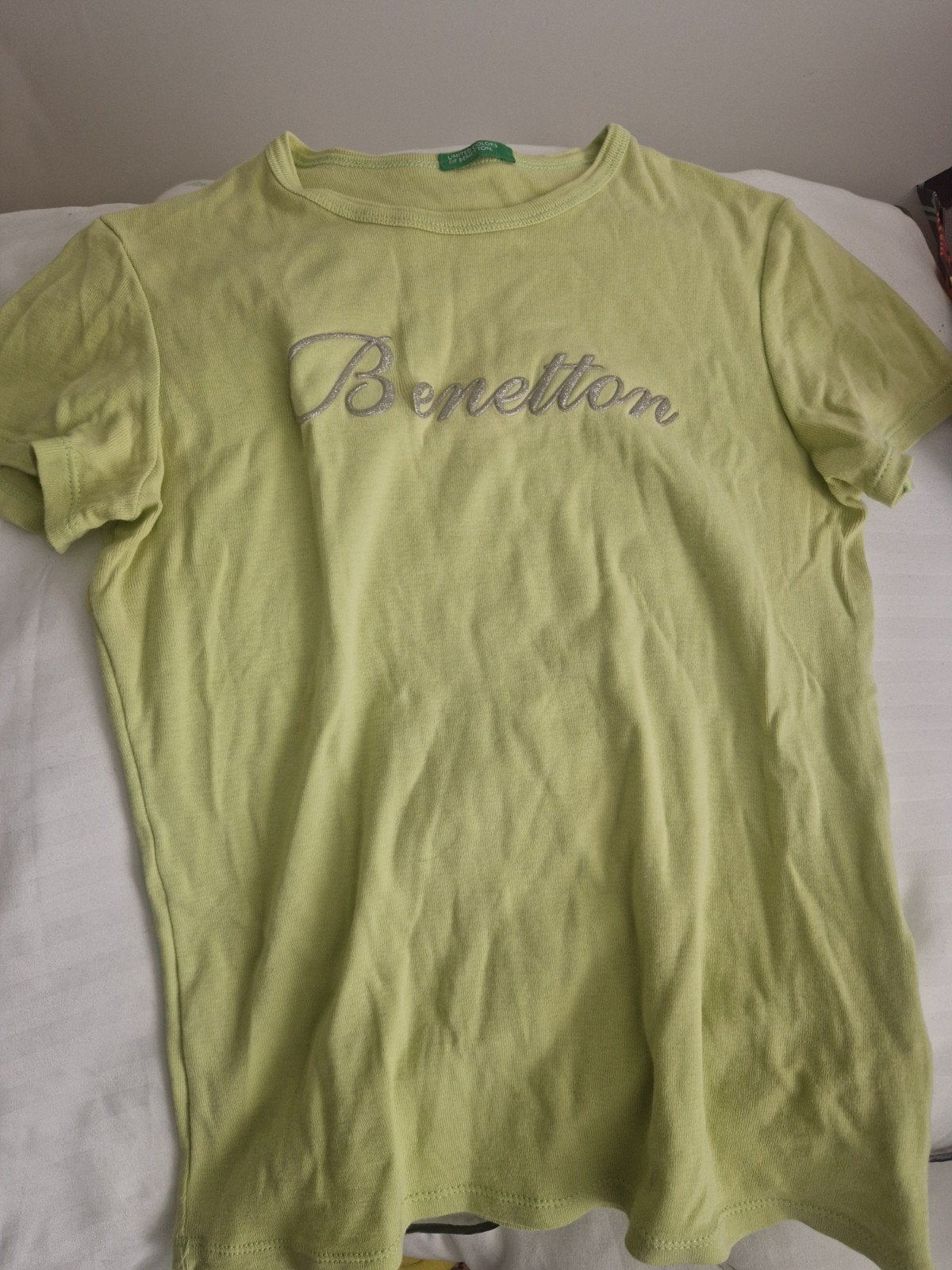 Benetton lichtgroen T-shirt met glitter opdruk (10-11 jaar), Jongen of Meisje, Ophalen of Verzenden, Zo goed als nieuw, Shirt of Longsleeve