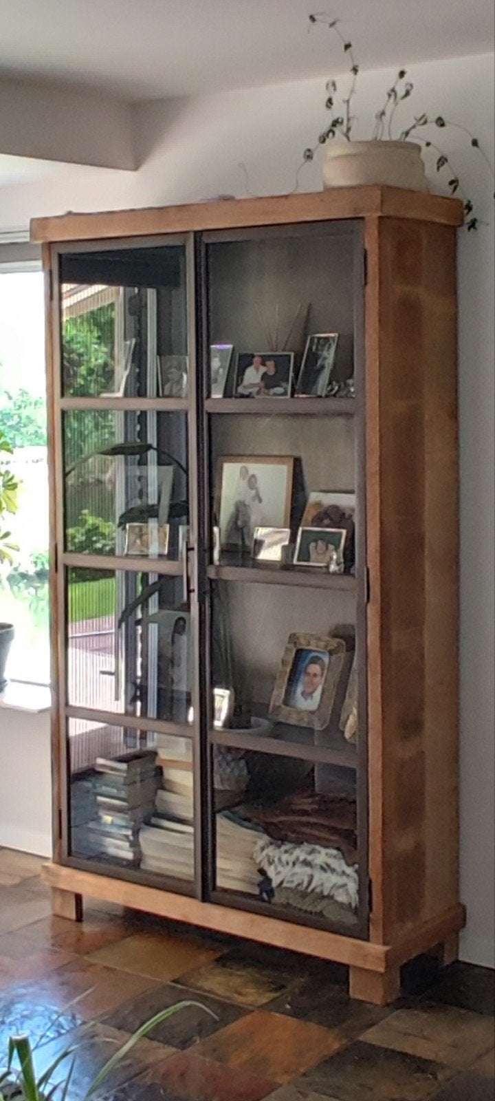 Stijlvolle vitrinekast met glazen deuren en stalen frame, Huis en Inrichting, Met deur(en), 100 tot 150 cm, 200 cm of meer, Nieuw