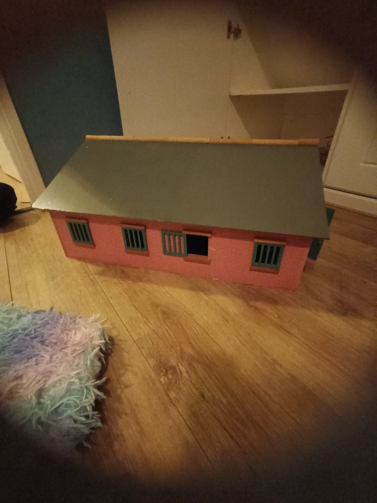 Grote houten paardenstal met Schleich paarden en poppetjes, Ophalen, Gebruikt, Jongen of Meisje