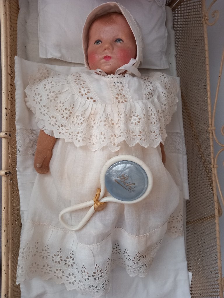 Antiek poppen jurkje met kant en antiek mutsje., Verzamelen, Poppen, Ophalen of Verzenden, Gebruikt, Kleertjes