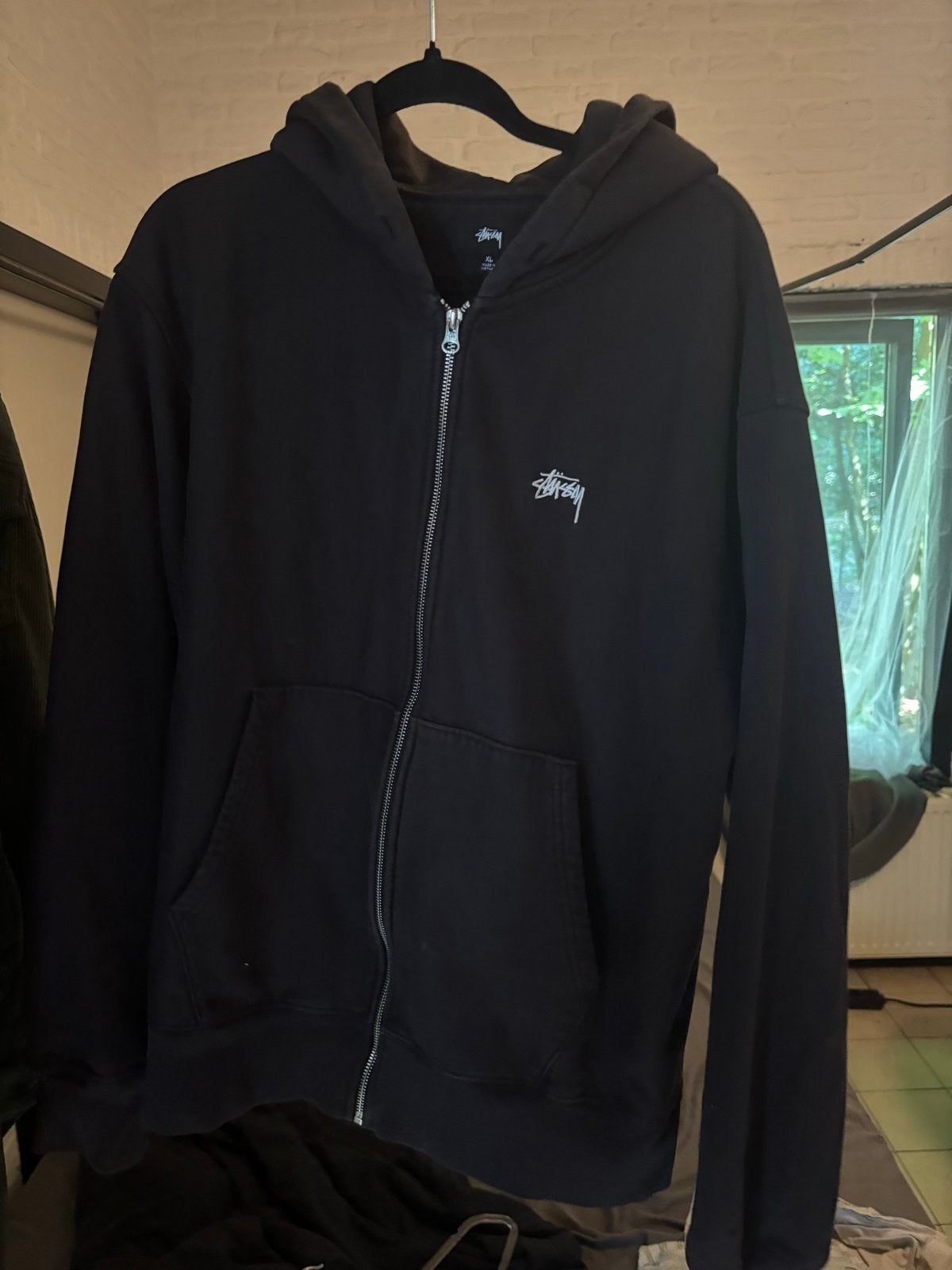 Stussy Jas - Zwarte Hoodie met Rits - Maat XL, Kleding | Heren, Ophalen of Verzenden, Gedragen, Maat 56/58 (XL), Zwart