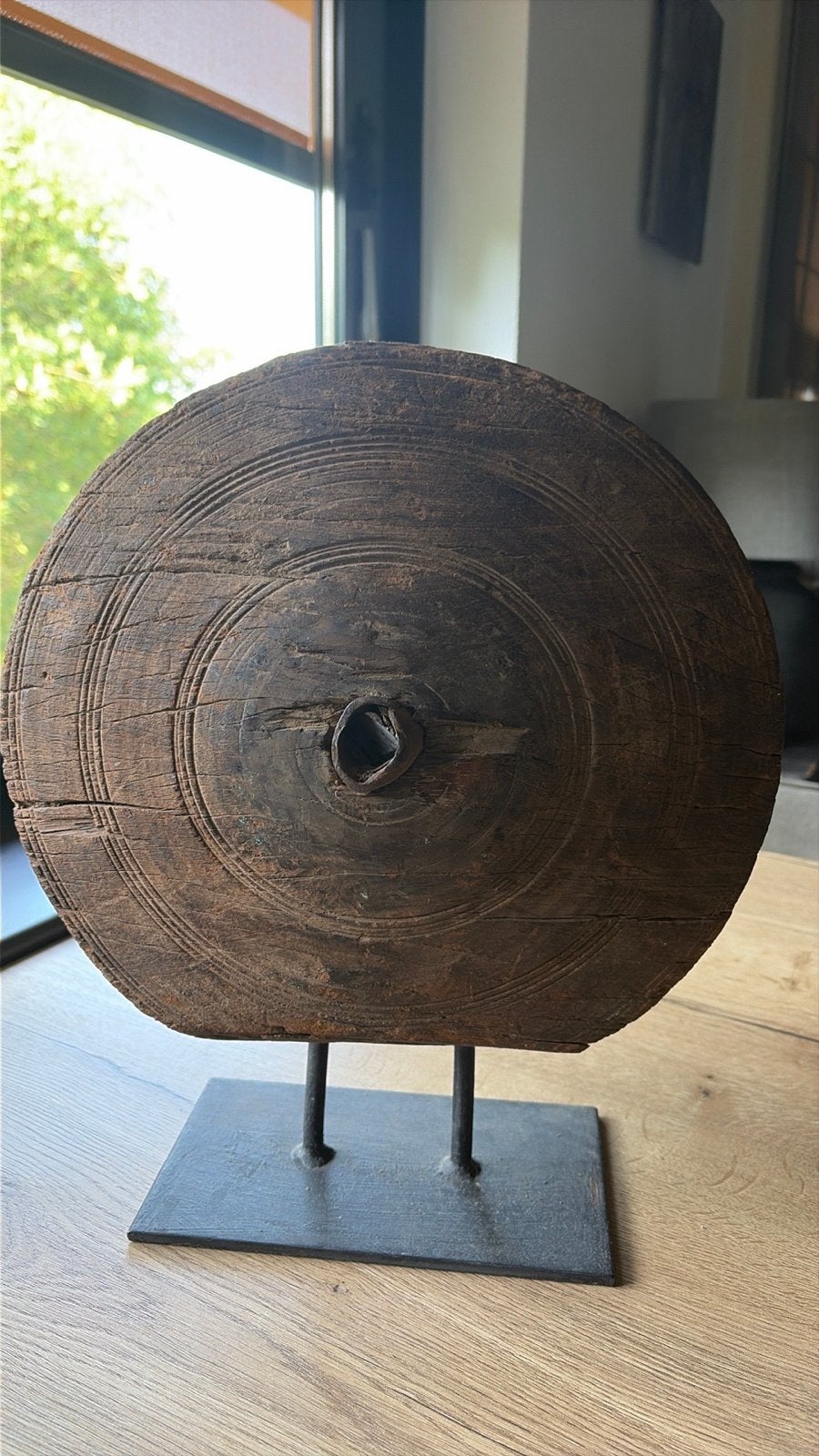 Decoratief houten wiel op metalen standaard, Ophalen