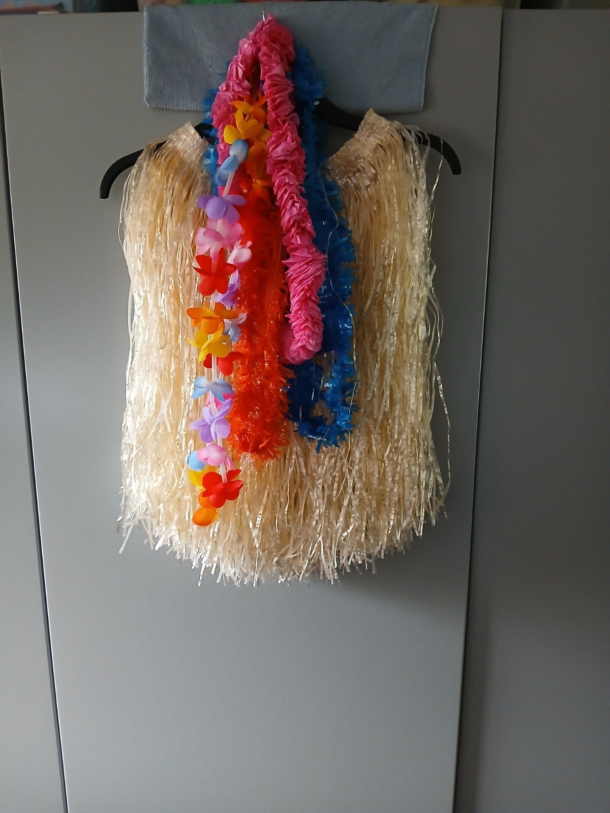 Hawaï Kostuum Set: Grasrok en Bloemenkettingen, Ophalen of Verzenden, Zo goed als nieuw, Kostuum, Overige