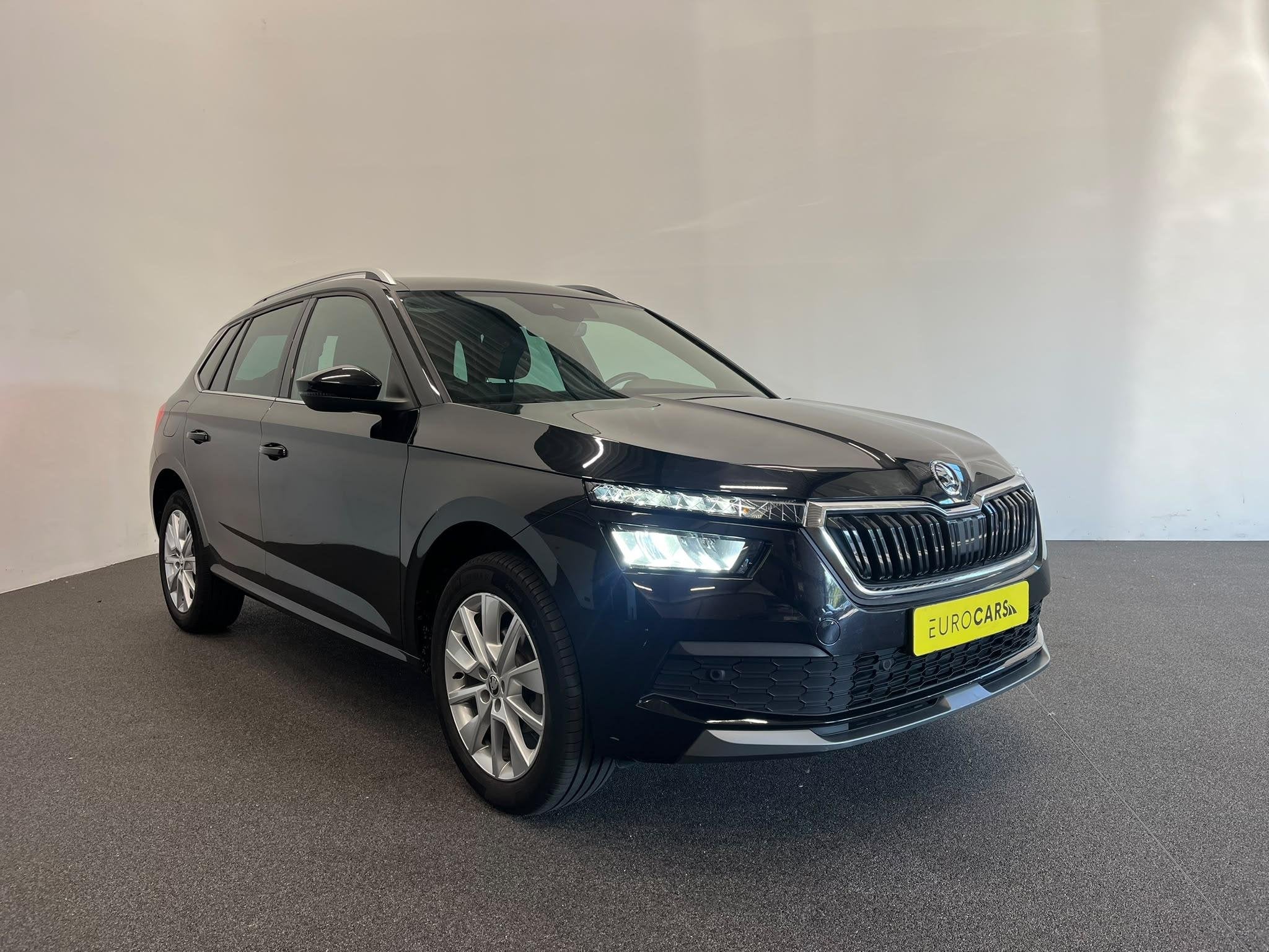 Skoda Kamiq 1.0 TSI DSG Clever Panoramadak Trekhaak Navigati, Stof, Gebruikt, Euro 6, Zwart