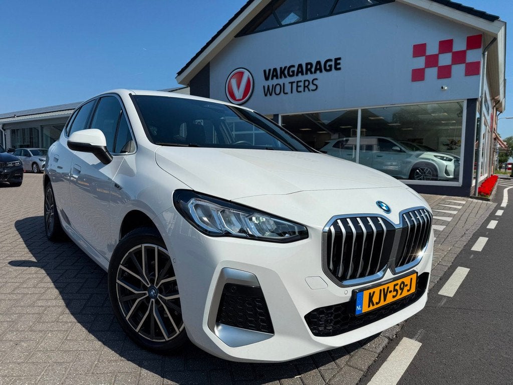 BMW 2-serie Active Tourer 225e xDrive M Sportpakket Aut. RIJ, Auto's, BMW, Automaat, 12 maanden, Gebruikt, Alcantara