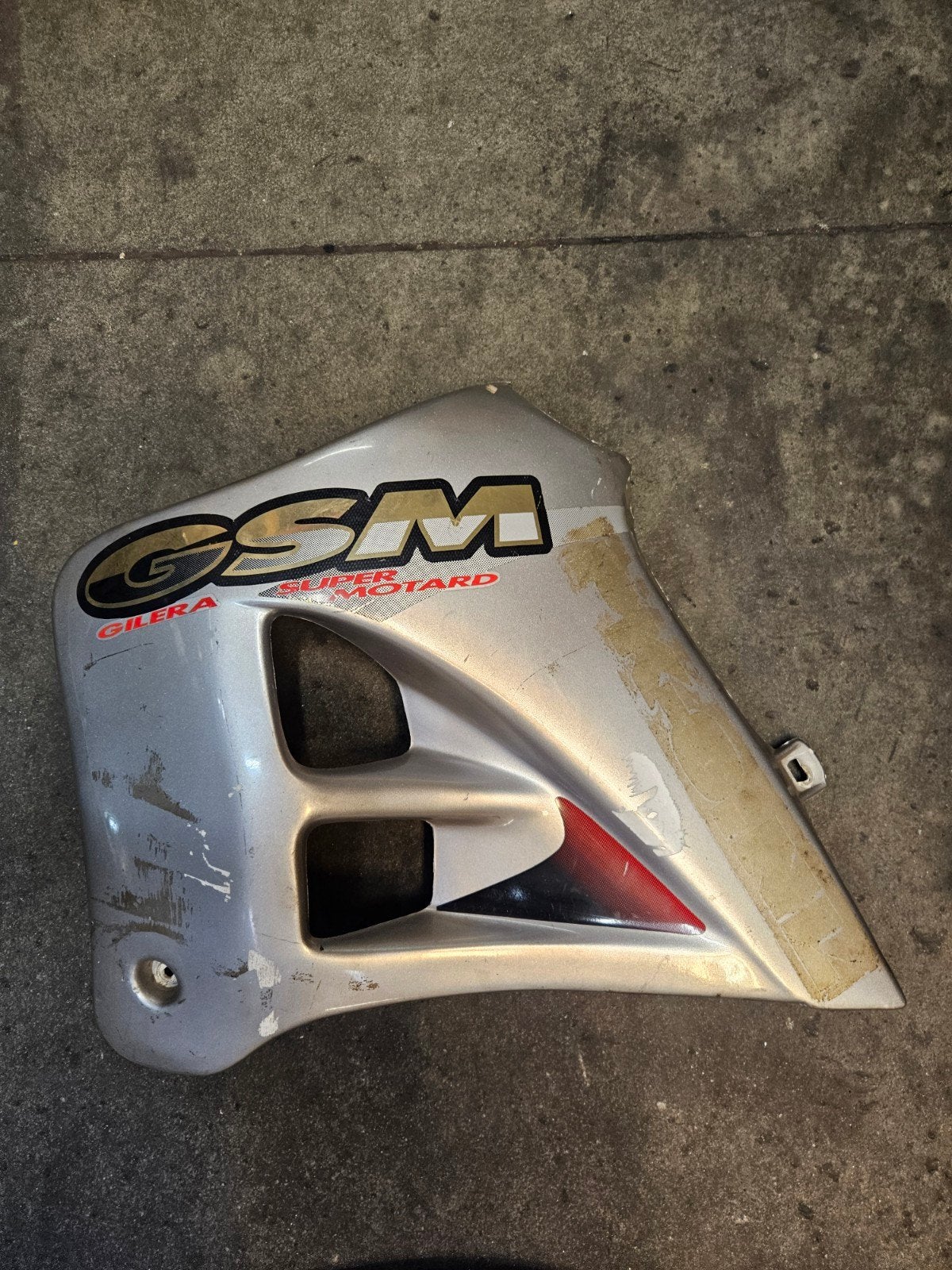 Gilera GSM zijkap op de tank/tank zijkap., Ophalen of Verzenden, Gebruikt, Tank, Gilera Gsm 50