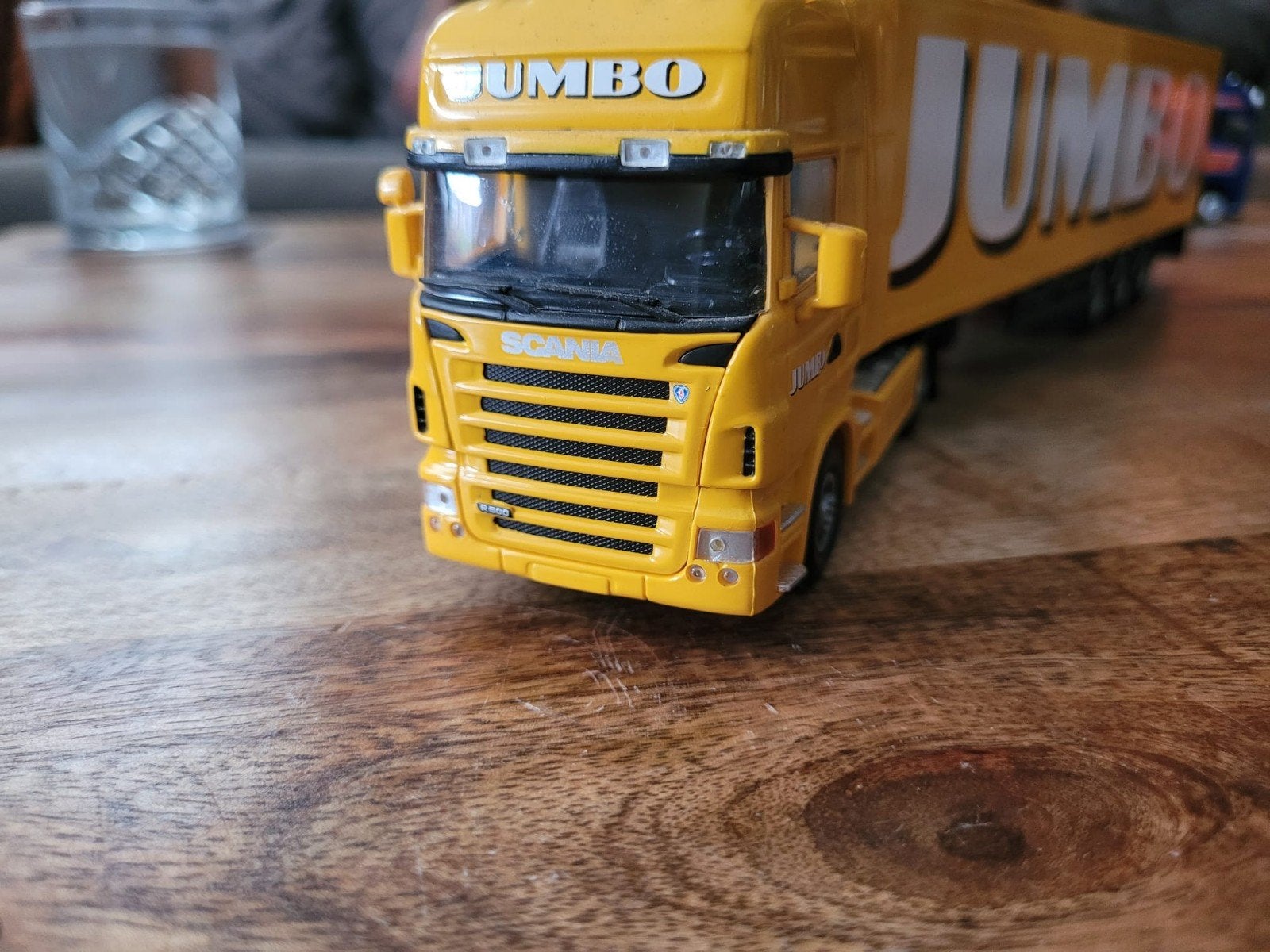 Modelvrachtwagen van Jumbo, Ophalen