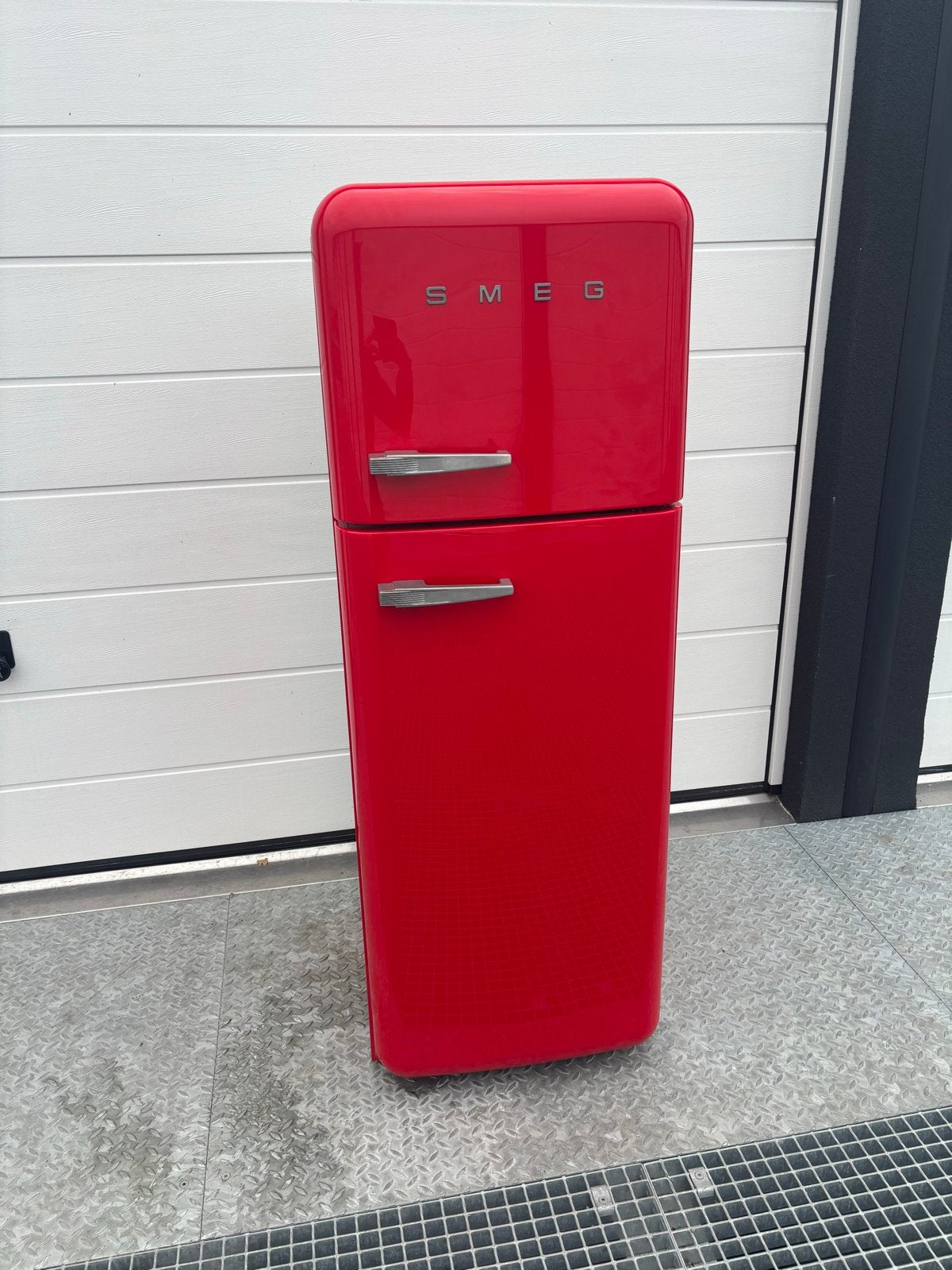 Zo goed als nieuwe rode Smeg koelkast A++, Ophalen, 200 liter of meer, 60 cm of meer, Met aparte vriezer
