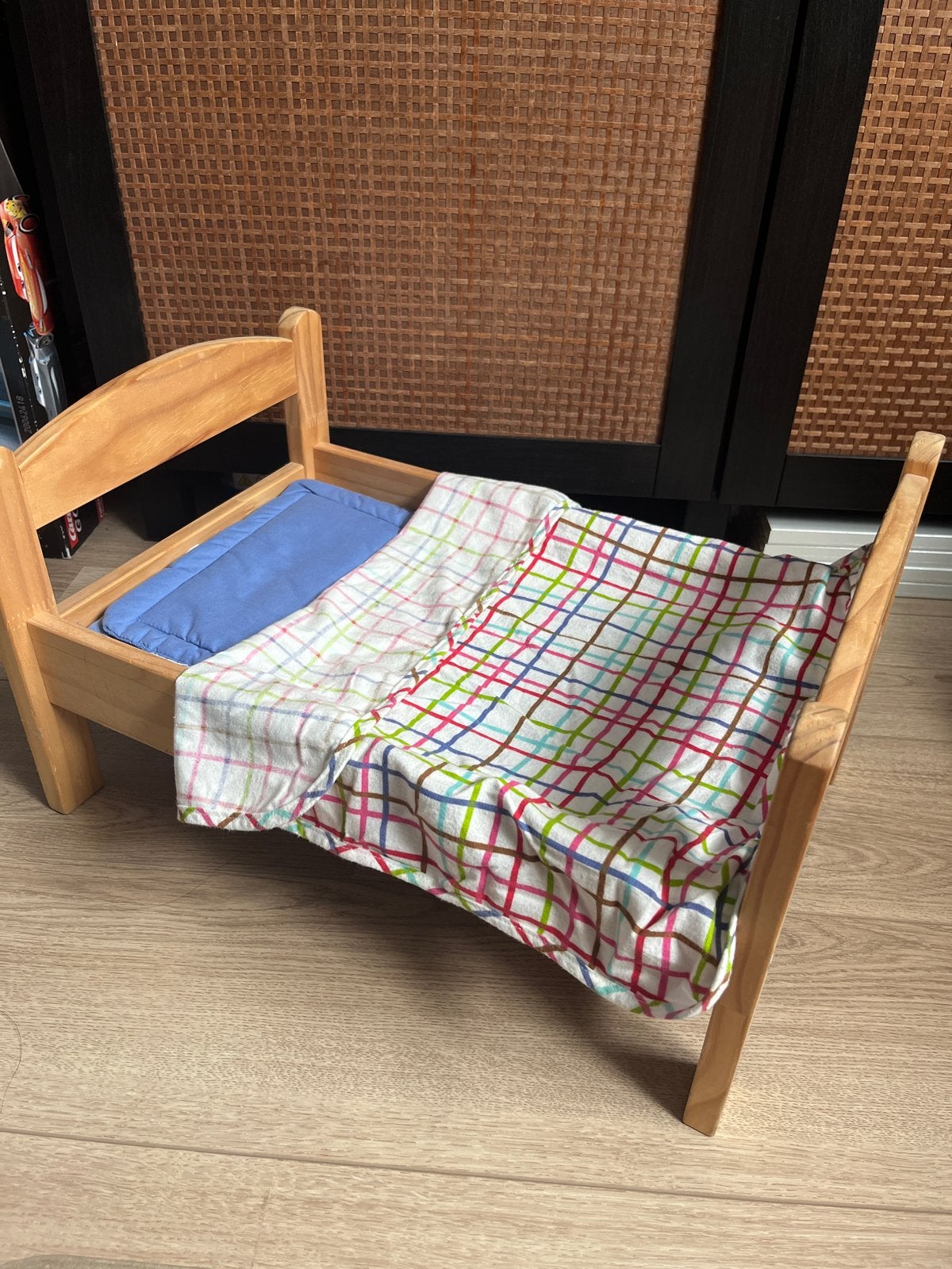 Houten poppenbedje met beddengoed, Kinderen en Baby's, Speelgoed | Houten speelgoed, Ophalen of Verzenden, Gebruikt, Meubelstuk of Keukentje