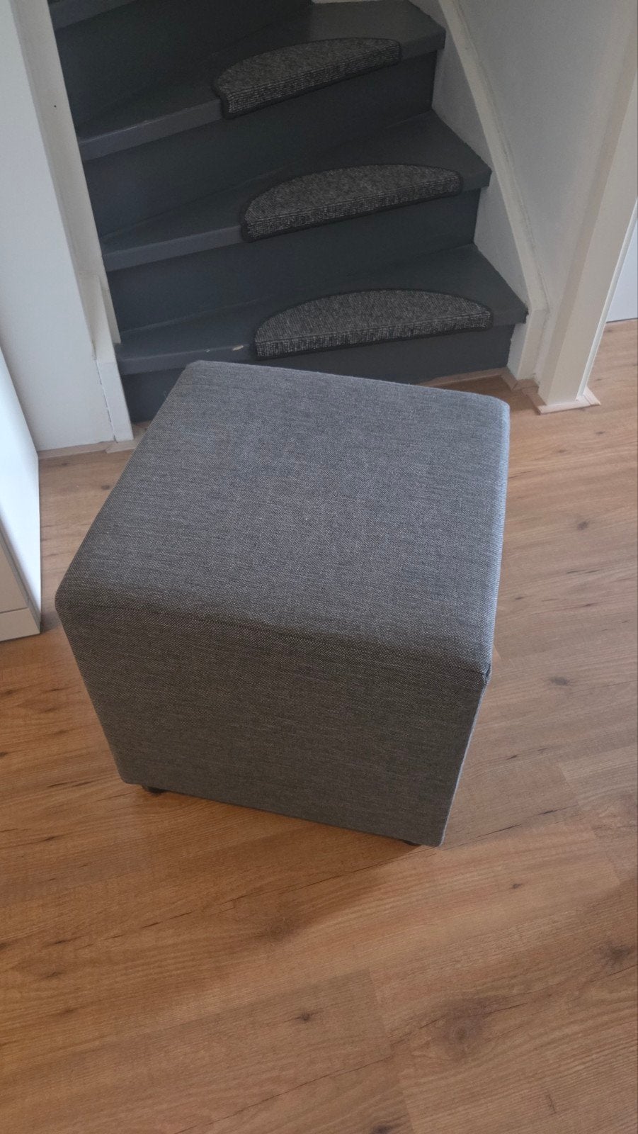 Vierkante grijze grijs gemêleerde poef hocker voetenbankje, Ophalen, Minder dan 50 cm, Gebruikt, Vierkant