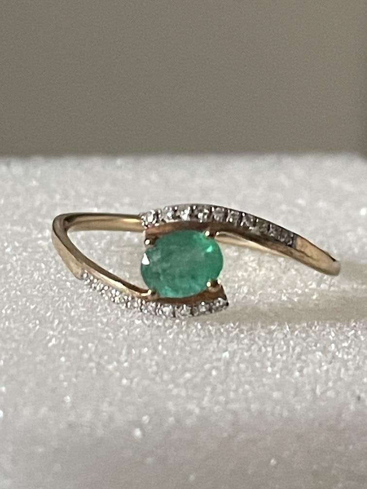 9 karaat ring met een smaragd en diamantjes, Ophalen of Verzenden, Zo goed als nieuw, 17 tot 18, Nvt