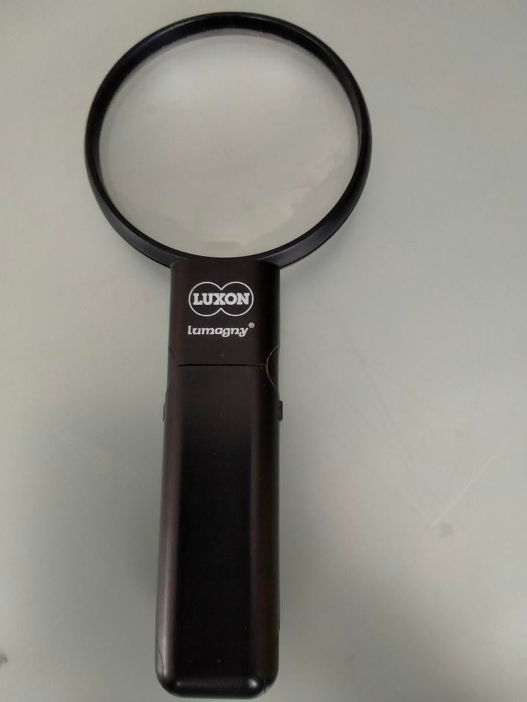 Vergroot glas met verlichting, Ophalen