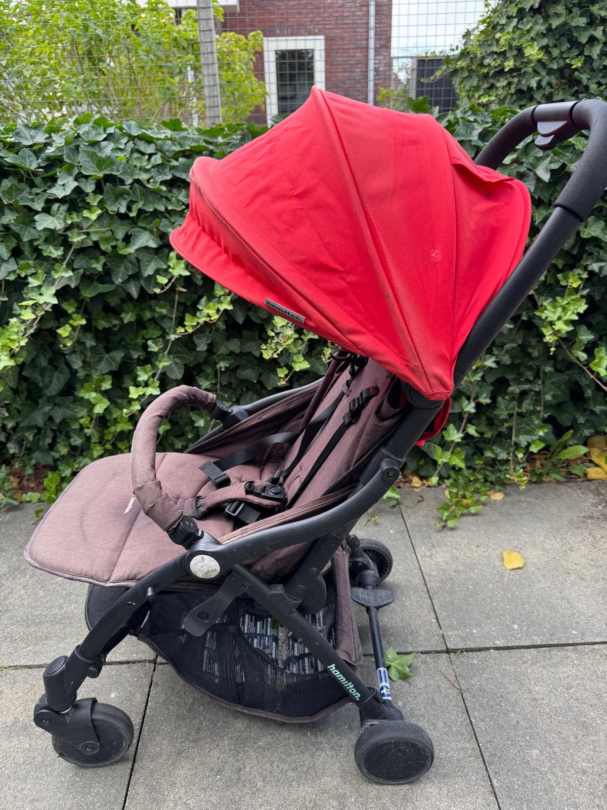 Hamilton kinderwagen, rood/zwart compact en lichtgewicht, Kinderen en Baby's, Kinderwagens en Combinaties, Gebruikt, Verstelbare duwstang