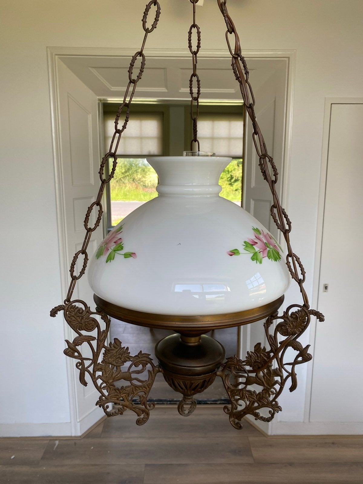 Antieke Melkglazen Olielamp met Bloemmotief, E27 Fitting, Antiek en Kunst, Antiek | Lampen, Ophalen