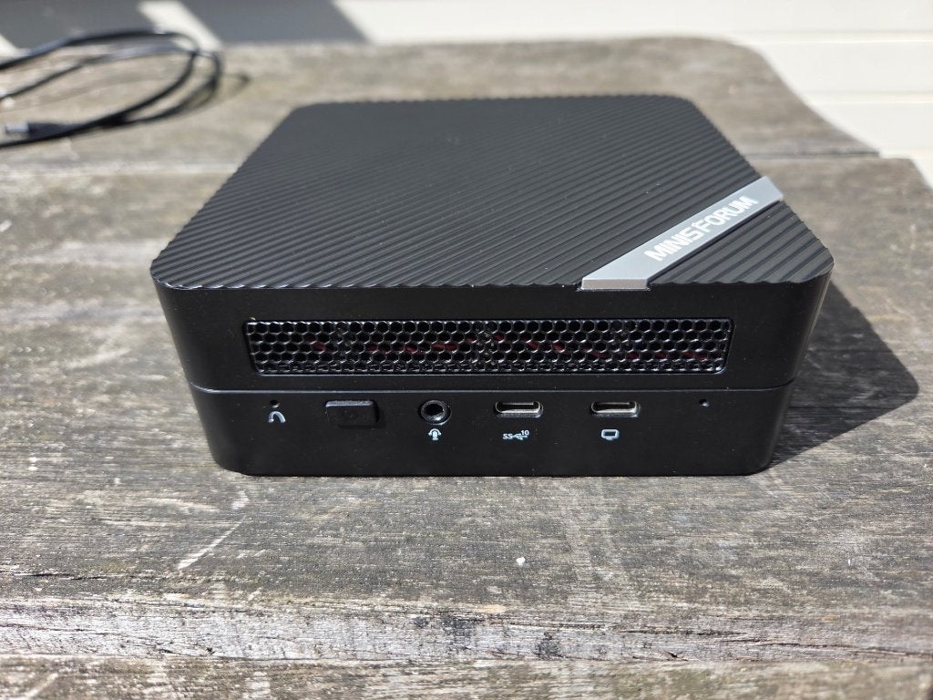 Minisforum mini PC UM560XT, Computers en Software, Desktop Pc's, Minisforum, 256 GB, Zo goed als nieuw, SSD