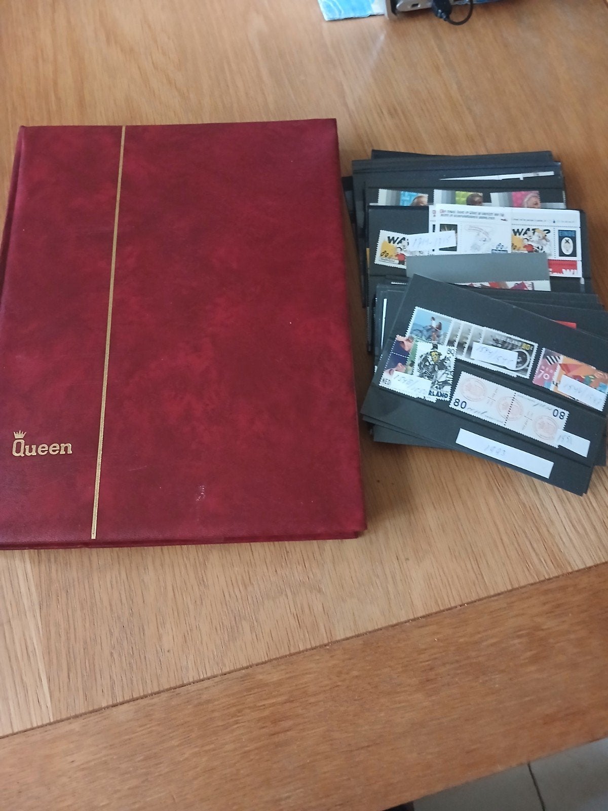 Mooi rood Queens stockboek, Ophalen of Verzenden, Nederland