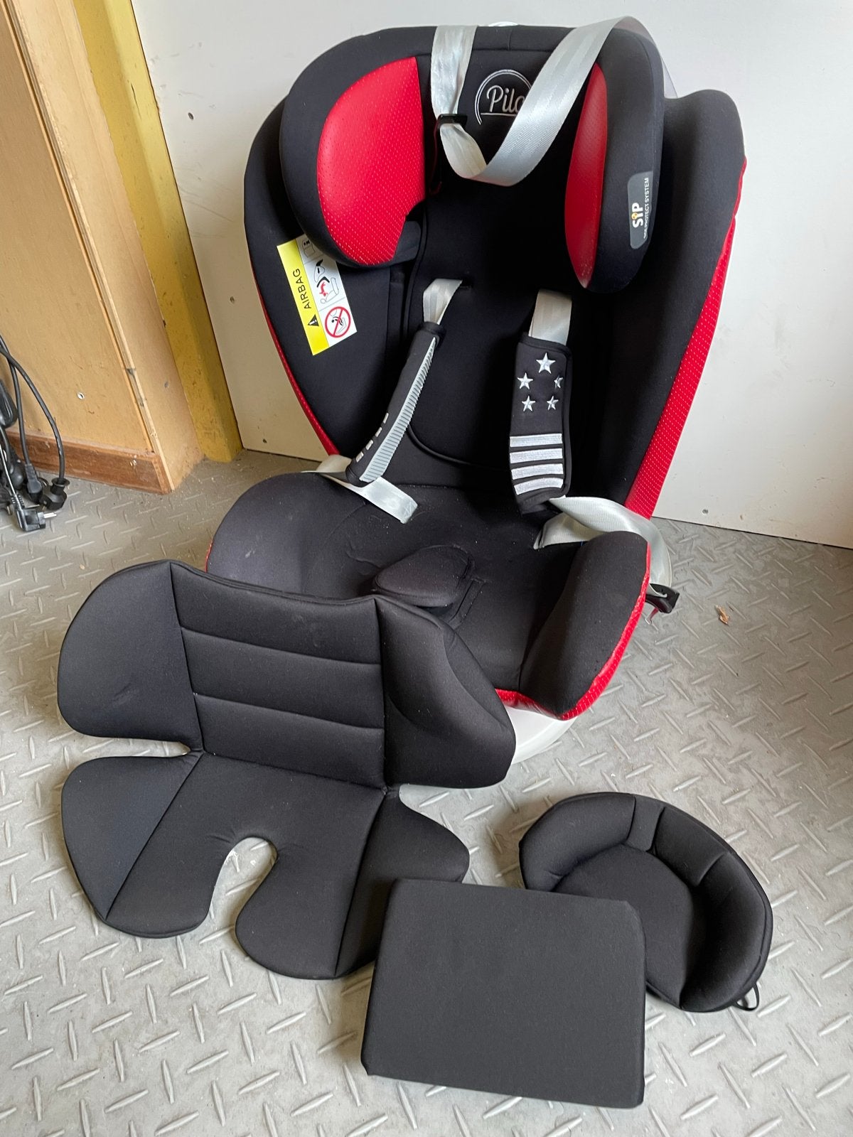 2 kinderstoeltjes z.g.a.n. voor kinderen van 1-6 jaar, Kinderen en Baby's, Autostoeltjes, Ophalen, Zo goed als nieuw, 9 t/m 18 kg