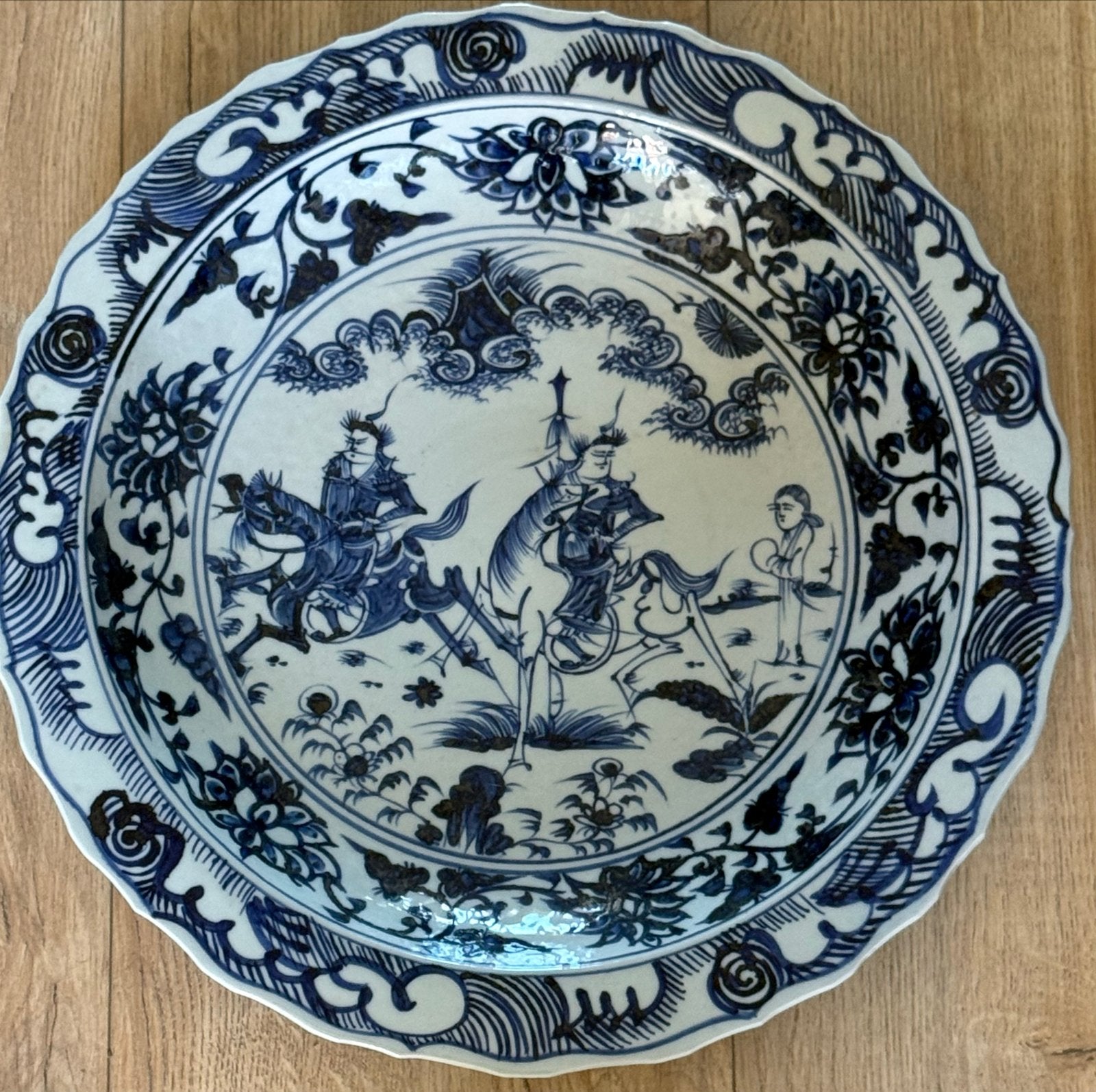 Antiek Chinees Blauw-Wit Porseleinen Bord met Ruiters, Antiek en Kunst, Ophalen of Verzenden
