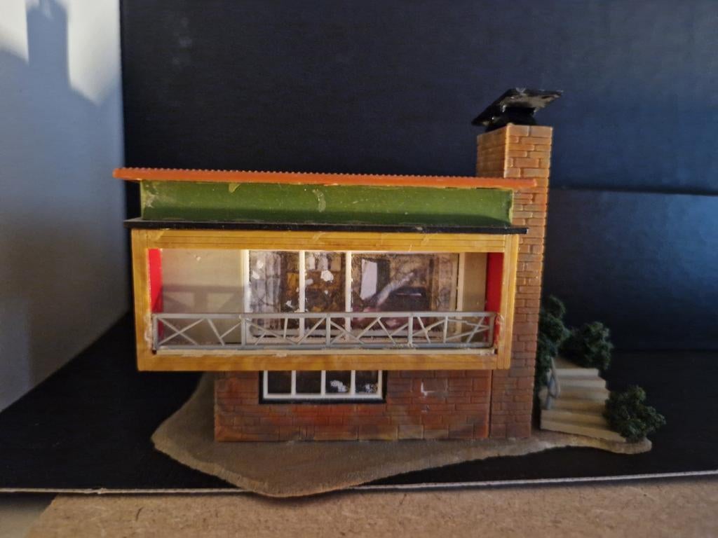 Modelbouw huisje met garage en balkon, Ophalen of Verzenden, Gebruikt, 1:144 of kleiner