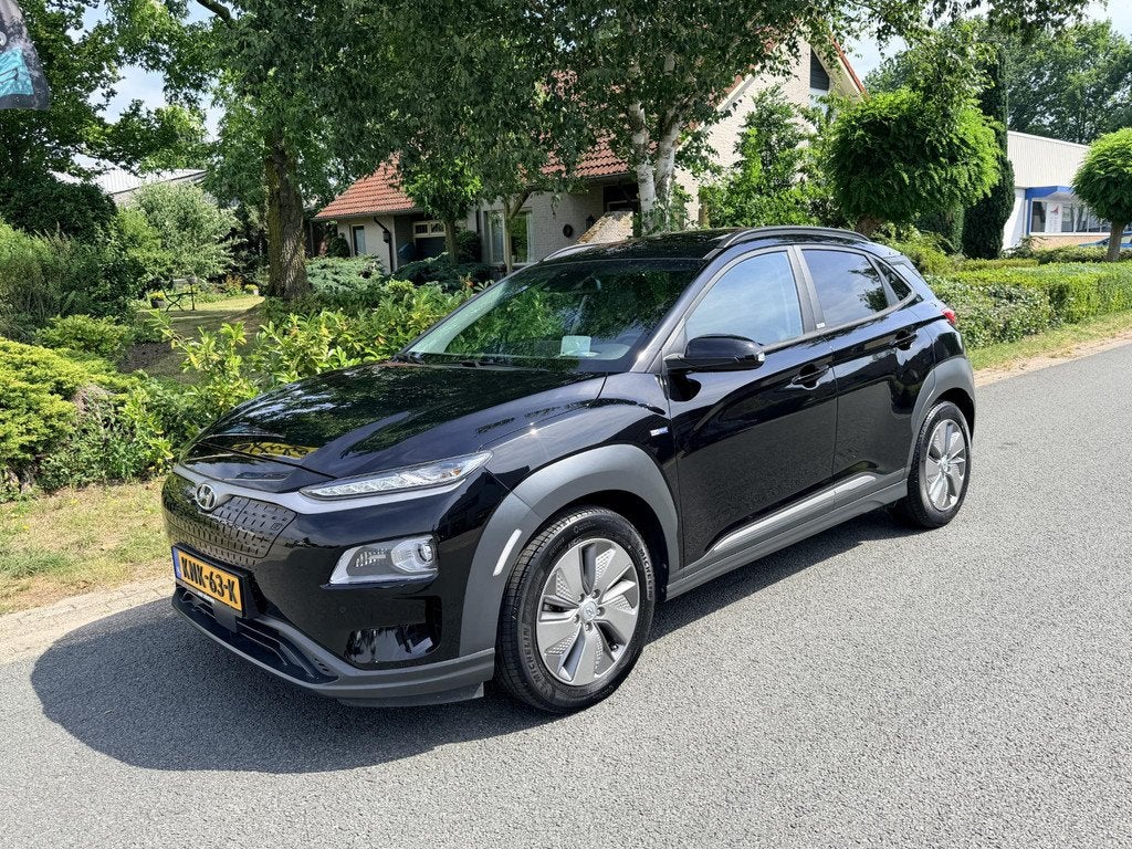 Hyundai Kona EV Premium Sky 64kWh 204PK Leder•Schuifdak, Auto's, Hyundai, Gebruikt, Lichtsensor, Zwart, Leder