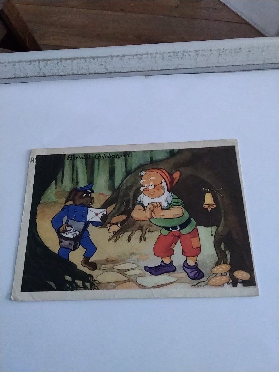 Oude ansichtkaart: Kabouter en postbode in het bos 1950, Verzamelen, Ophalen of Verzenden, 1940 tot 1960, Gelopen