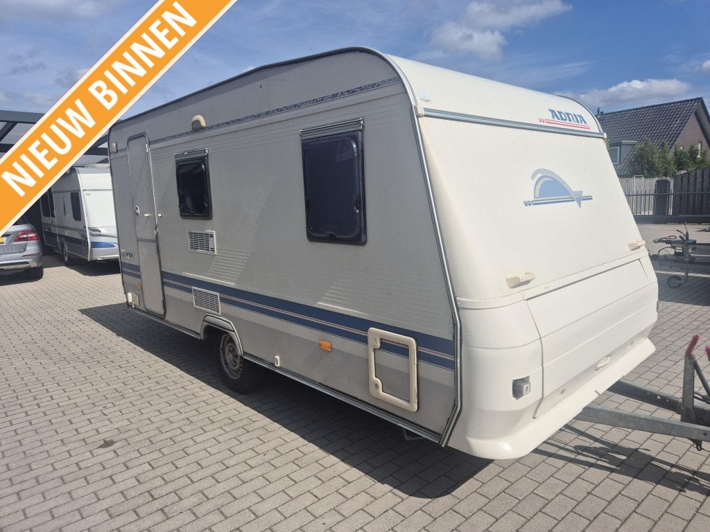 Adria Unica A 432 PX + Ronde luifel + Fietsendrager, Caravans en Kamperen, Caravans, Bedrijf, Treinzit, 750 - 1000 kg, 4 tot 5 meter