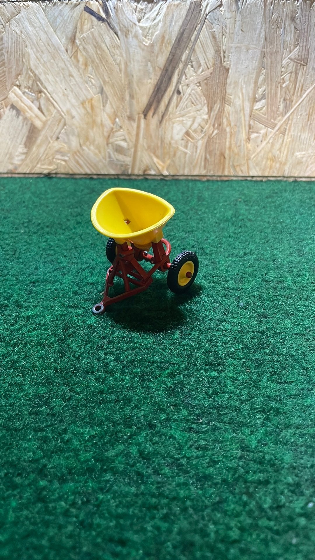 Britains kunstmest strooier, Ophalen of Verzenden, Zo goed als nieuw, Tractor of Landbouw, Britains