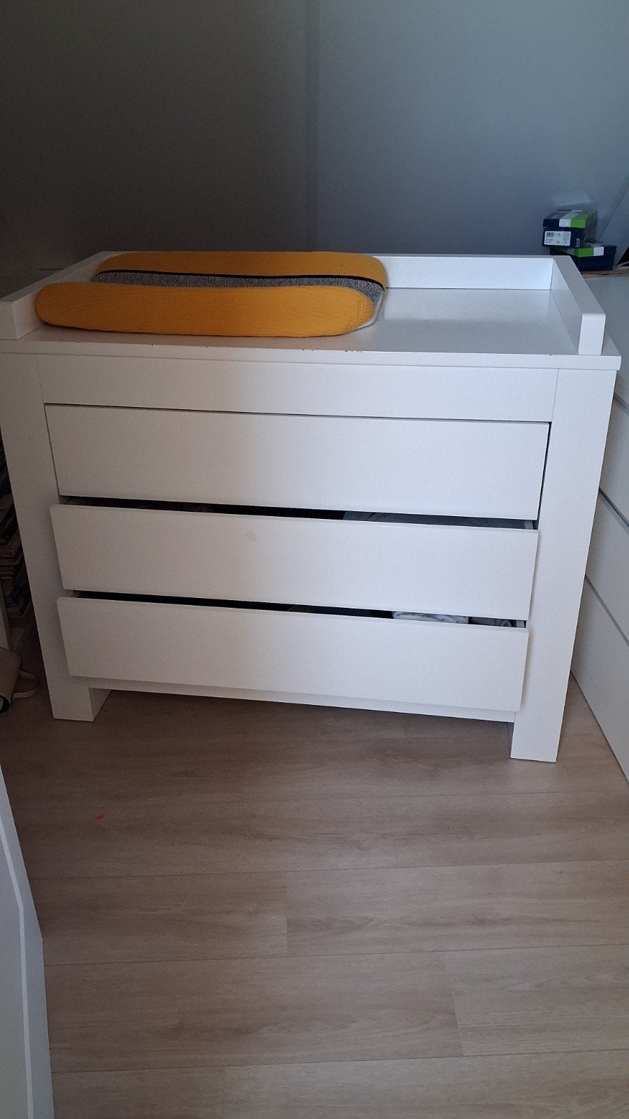 Witte Commode met 3 Lades en Opstaande Rand, Ophalen, Gebruikt, 50 tot 70 cm, 100 cm of meer