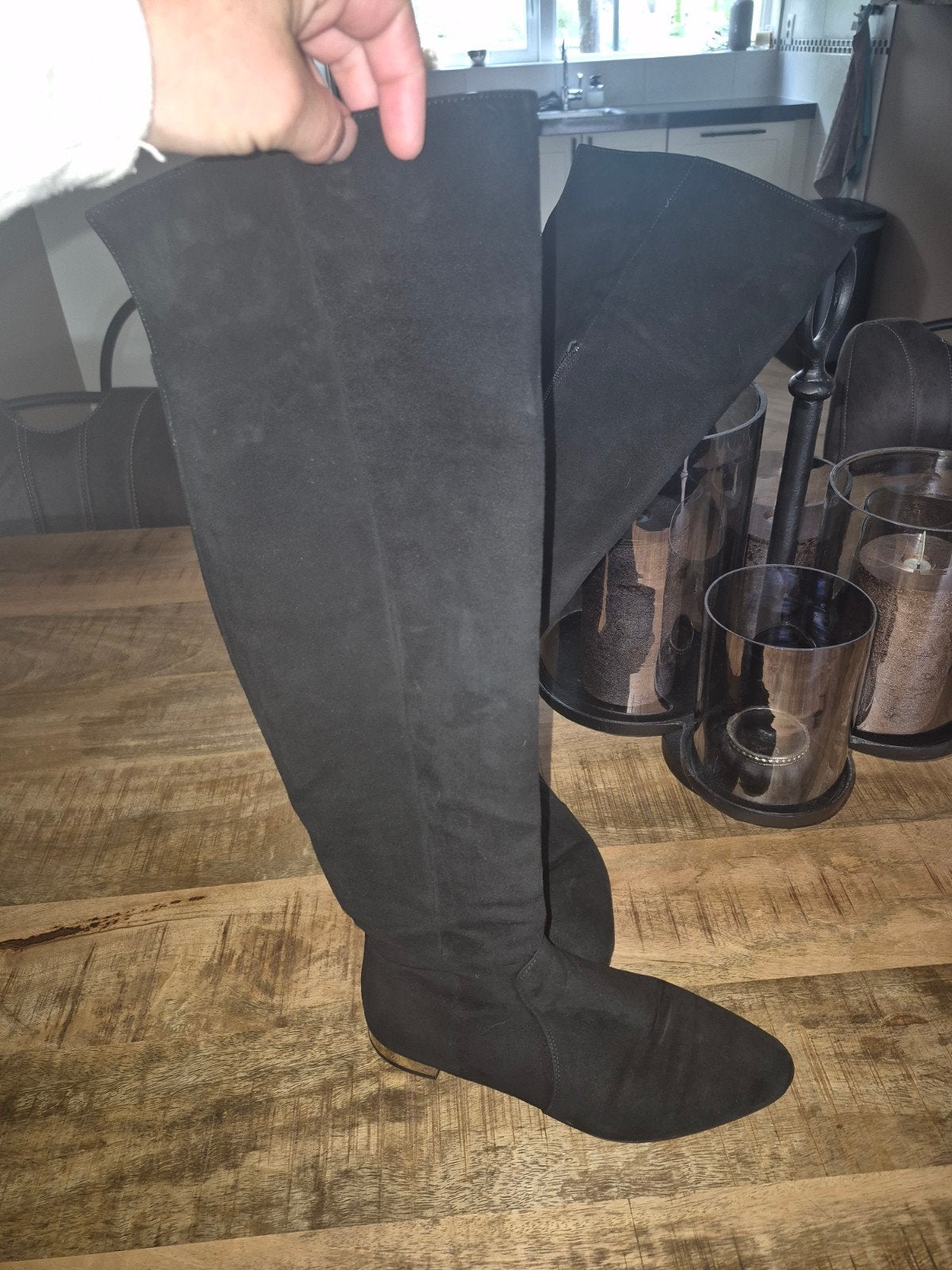 Zwarte knielaarzen met gouden detail - Maat 36, Kleding | Dames, Schoenen, Ophalen of Verzenden, Zo goed als nieuw, Zwart, Hoge laarzen
