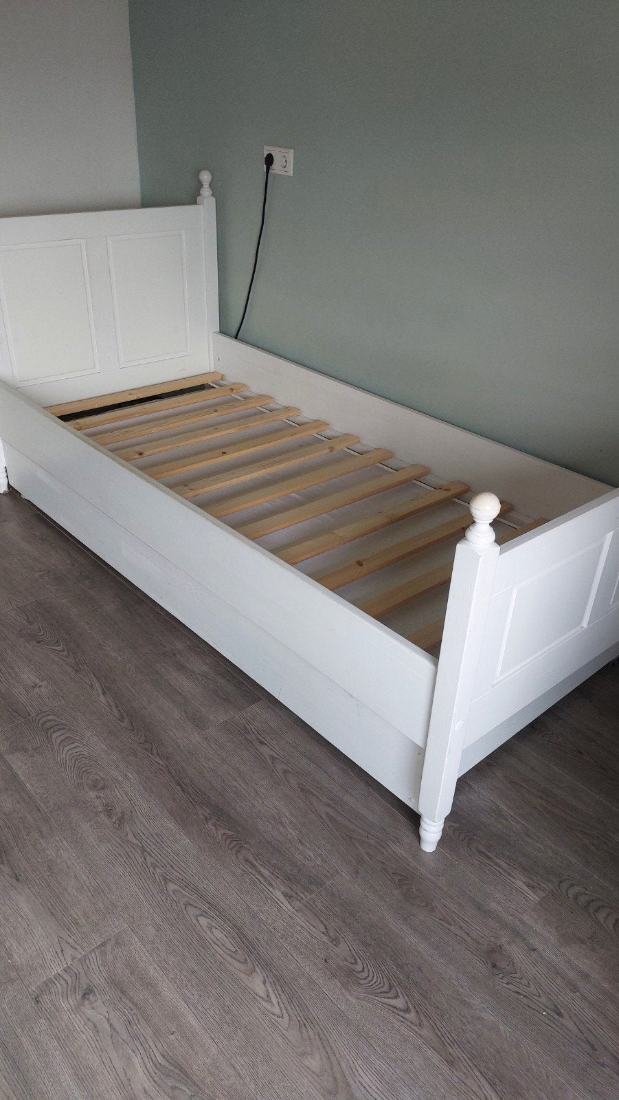 Wit eenpersoonsbed met uitschuifbaar logeerbed, Ophalen, Gebruikt, 90 cm, Eenpersoons
