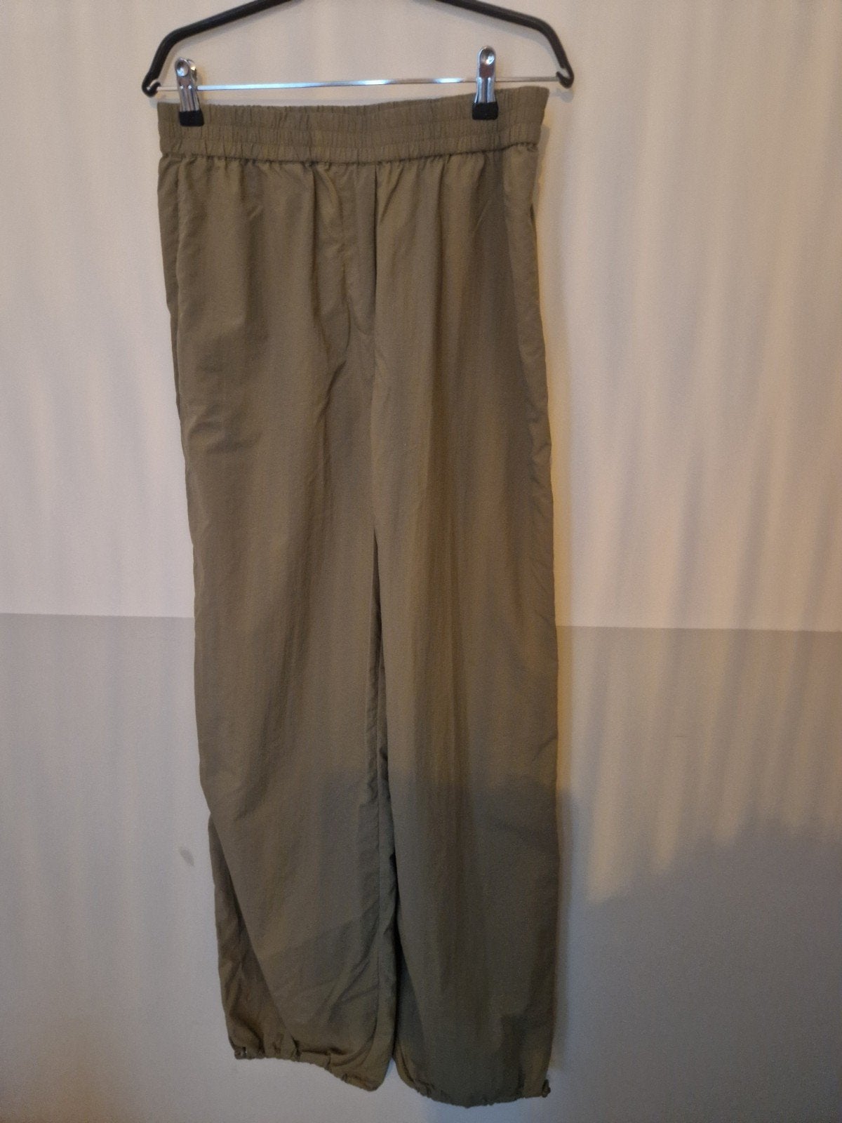 Nieuwe khaki broek zonder prijskaartje, Ophalen of Verzenden, Nieuw, Groen