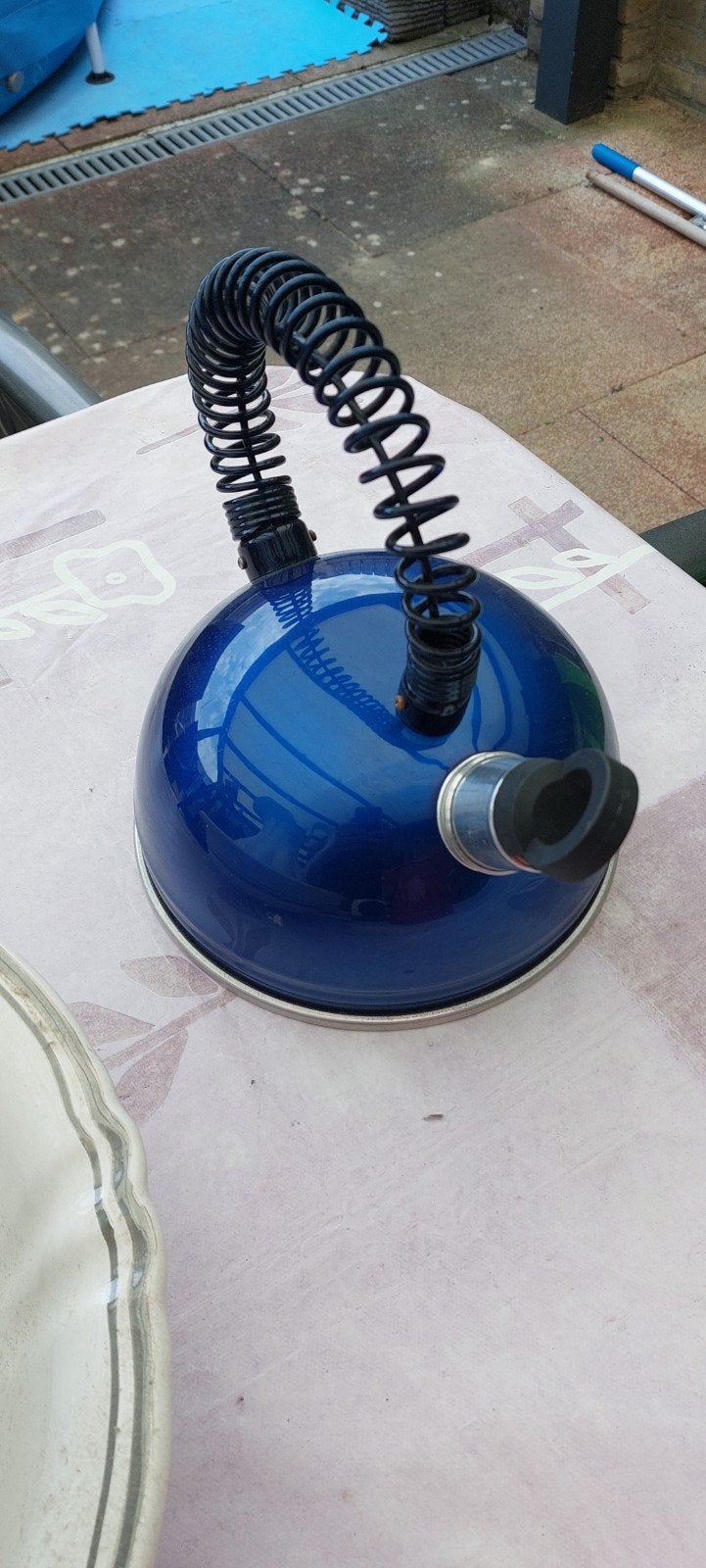 Blauwe fluitketel met spiraalvormig handvat, 1 tot 2 liter, Ophalen of Verzenden, Gebruikt, Rvs