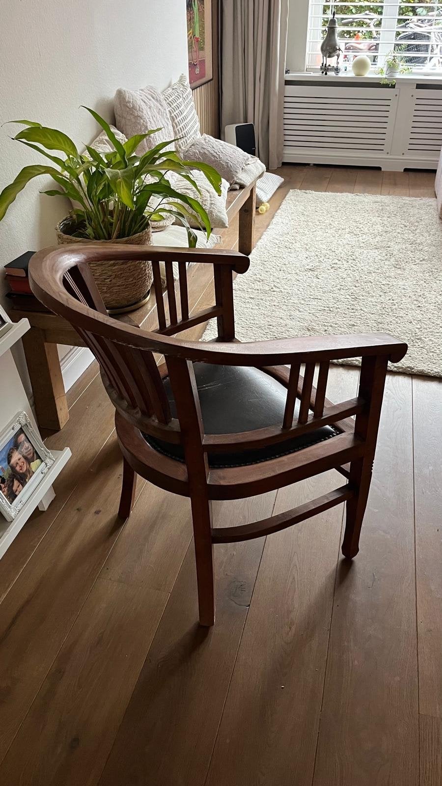 Stijlvolle houten stoel met leren zitting, Huis en Inrichting, Stoelen, Ophalen, Gebruikt, Bruin, Eén