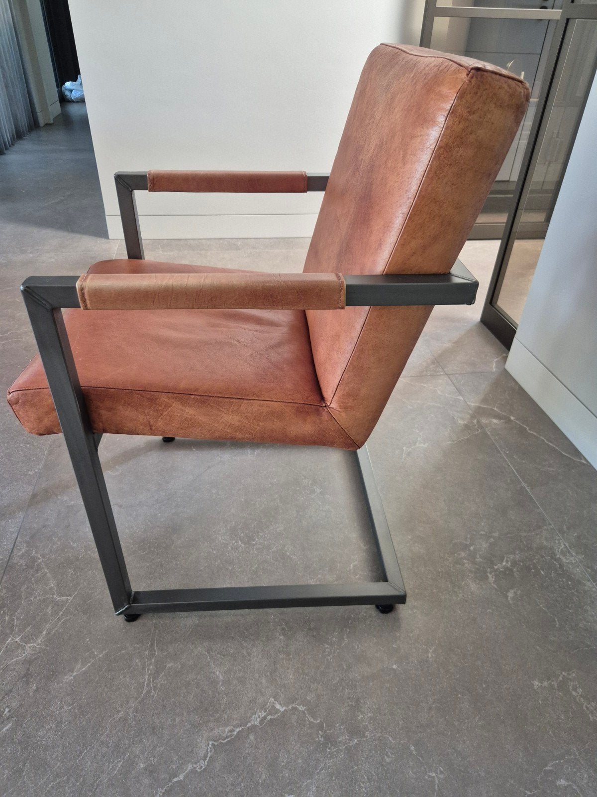 6x Industriële eetkamerstoelen met armleuning - Cognac leer, Ophalen, Bruin, Zo goed als nieuw, Vijf, Zes of meer stoelen
