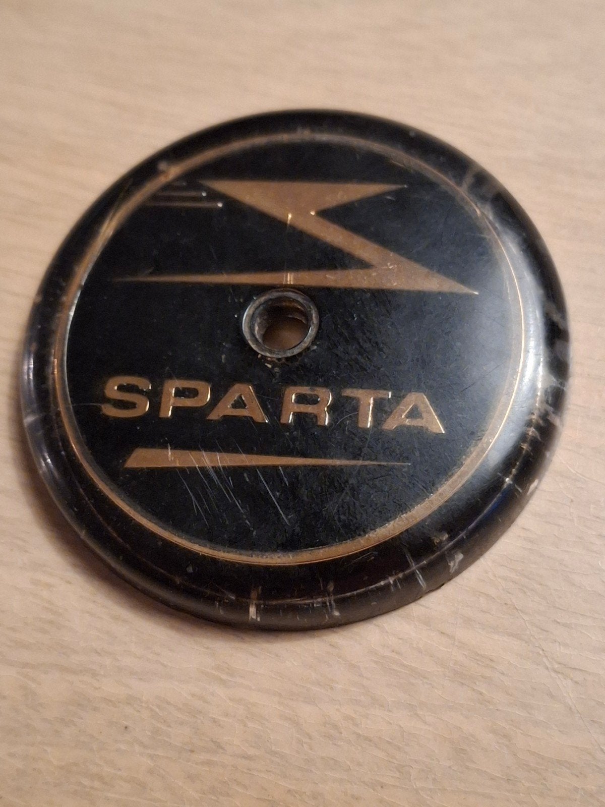 Vintage Sparta bromfiets tankembleem - 5,8 cm, Ophalen of Verzenden, Gebruikt, Overige typen, Sparta