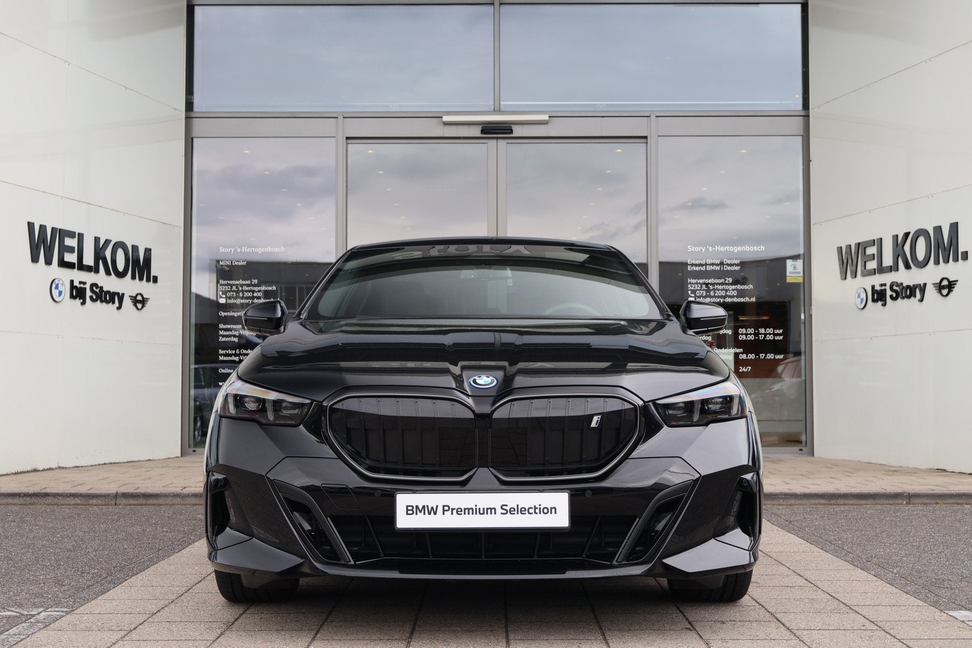 BMW i5 eDrive40 M Sport / Trekhaak / Achteruitrijcamera / Ad, Auto's, Achterwielaandrijving, Zwart, Parkeerassistent, Met garantie (alle)