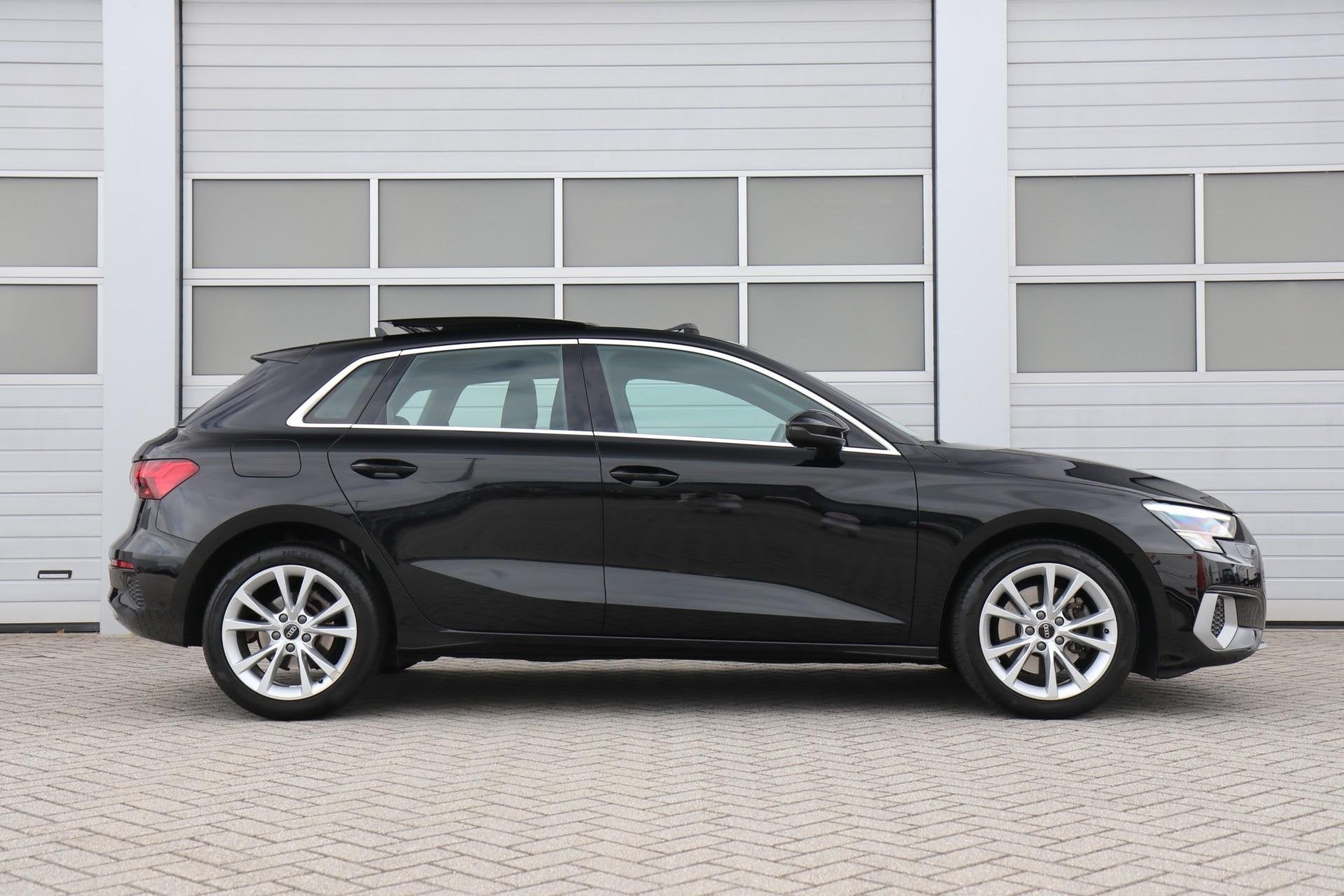 Audi A3 Sportback 30 TFSI 110pk S-tronic Business edition |, Auto's, Stof, Zwart, Origineel Nederlands, Bedrijf