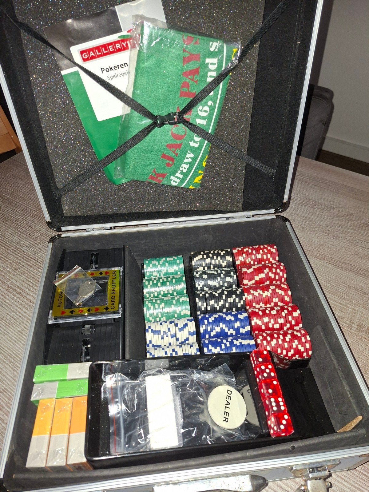 Pokerset in aluminium koffer met fiches en kaarten, Hobby en Vrije tijd, Drie of vier spelers, Ophalen of Verzenden, Zo goed als nieuw
