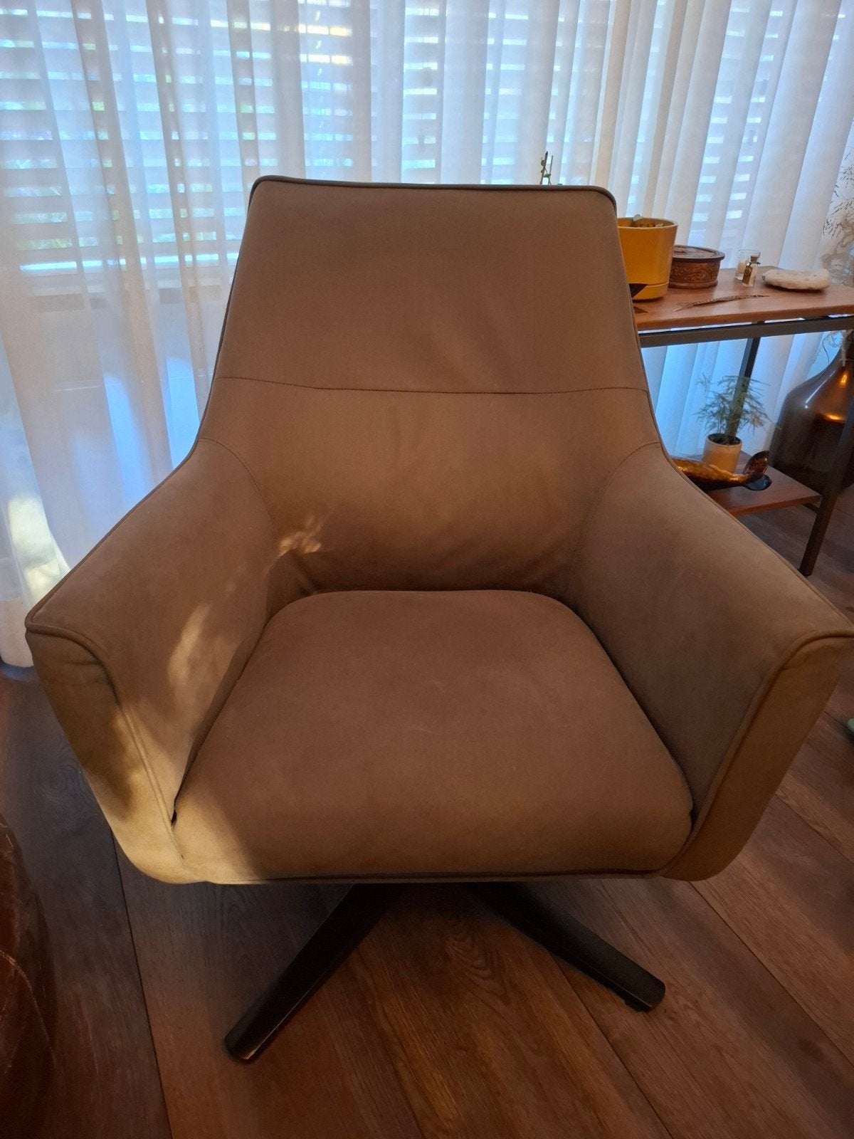 Comfortabele draaibare fauteuil - Zo goed als nieuw, Modern, Comfortabel, Bruin, Ophalen of Verzenden, Zo goed als nieuw