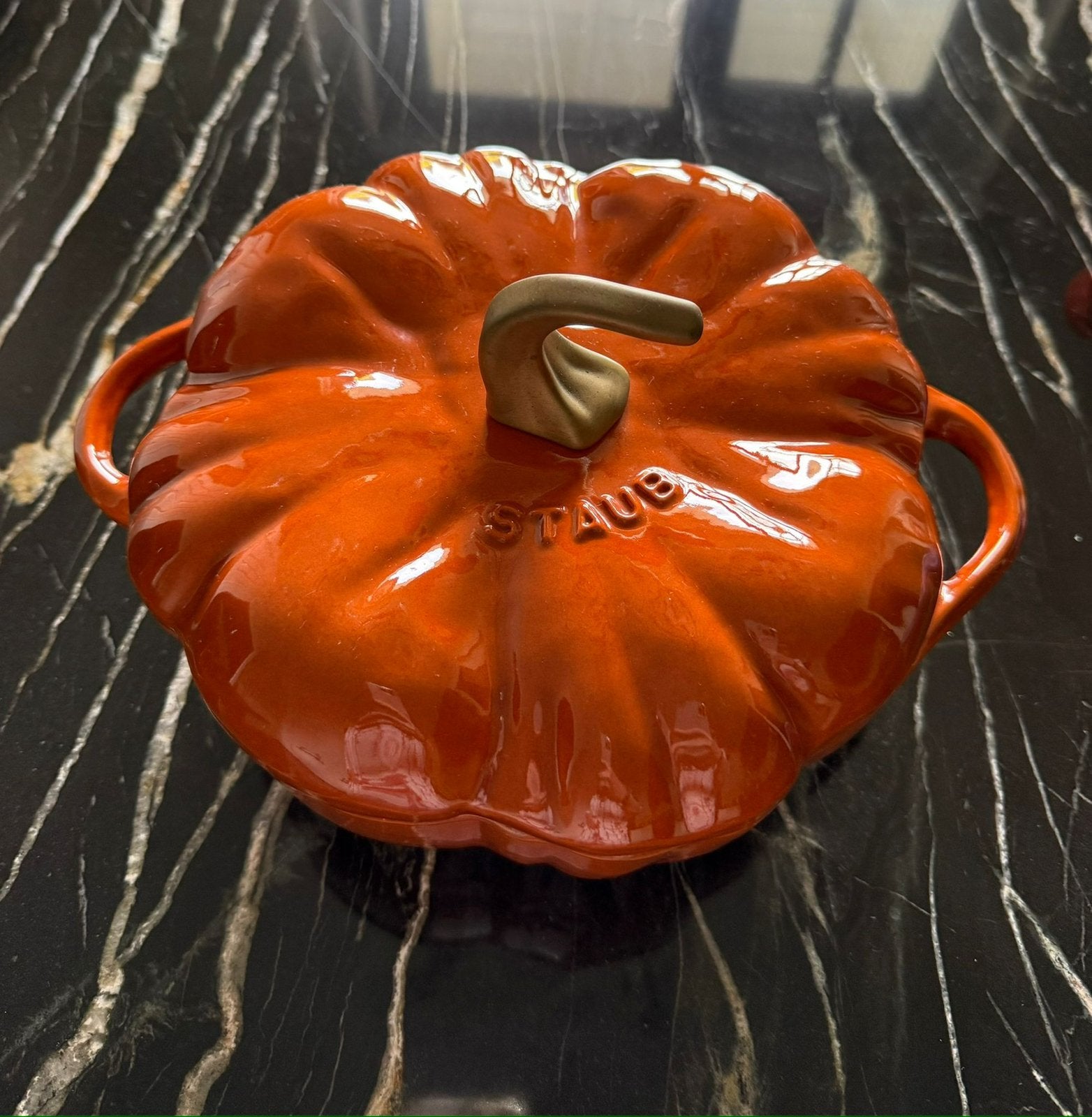 STAUB - Pompoen | Gouden steeltje - Cocotte 24 cm Braadpan -, Ophalen of Verzenden, Zo goed als nieuw, Gietijzer