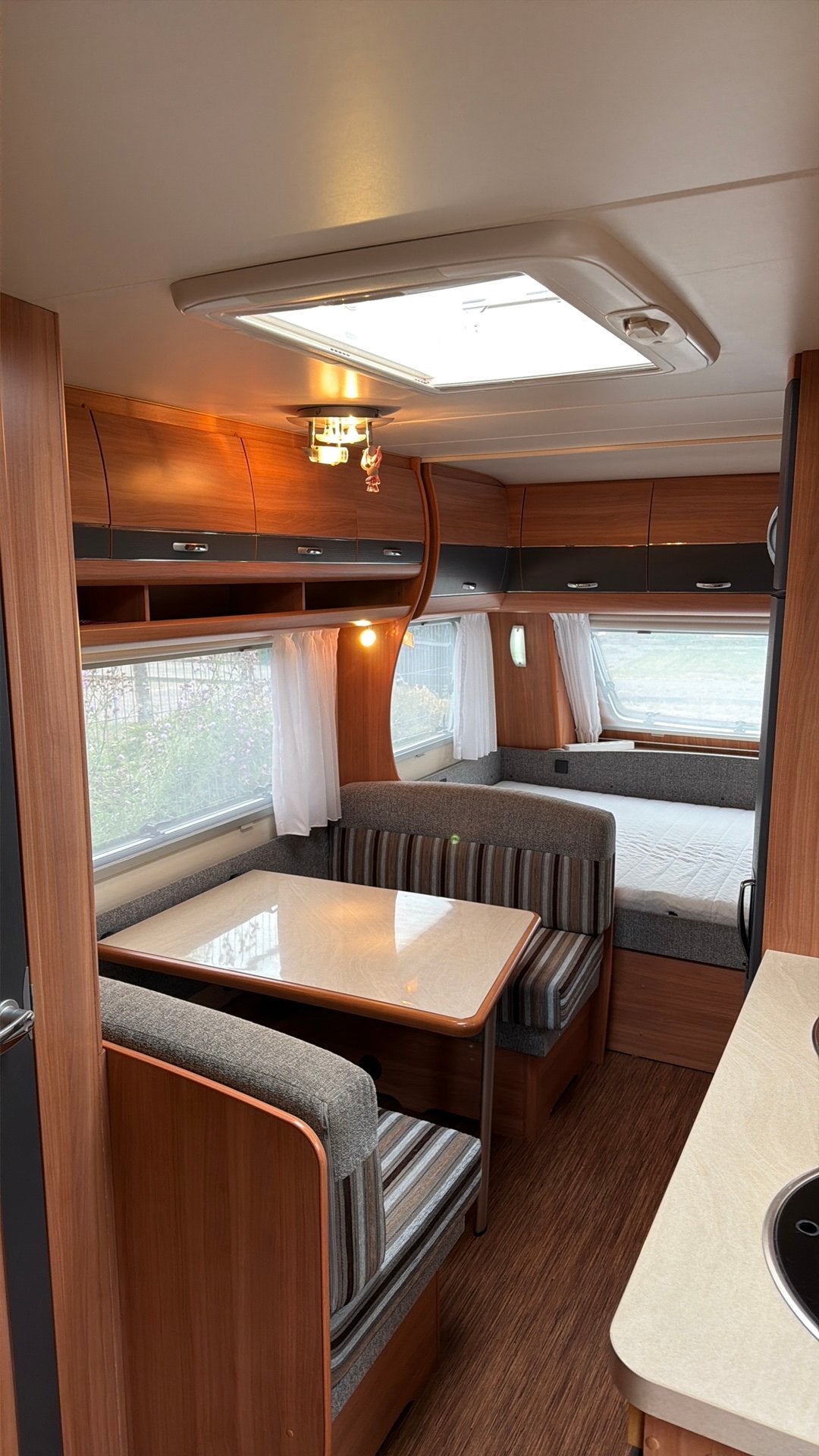 Nette Hobby De Luxe 490 KMF gezins caravan stapelbed, Vast bed, Hobby, Treinzit, Particulier