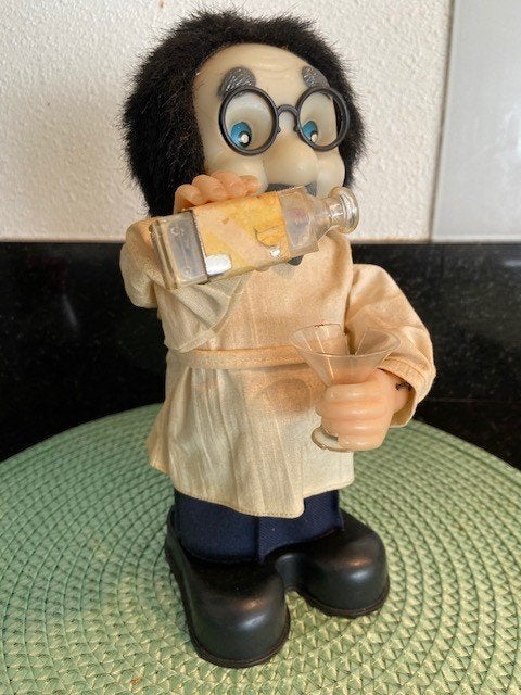 Drinking doktor Aibolit battery toy made in USSR jaren '70, Antiek en Kunst, Antiek | Speelgoed, Ophalen of Verzenden
